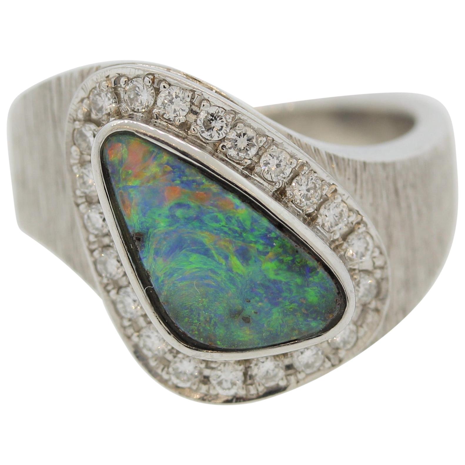Platinring mit australischem Boulder-Opal und Diamant
