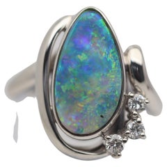 Platinring mit australischem Boulder-Opal und Diamant