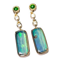 Boucles d
oreilles pendantes en or jaune 18k avec diamant Tsavorite et Opale Boulder Australienne