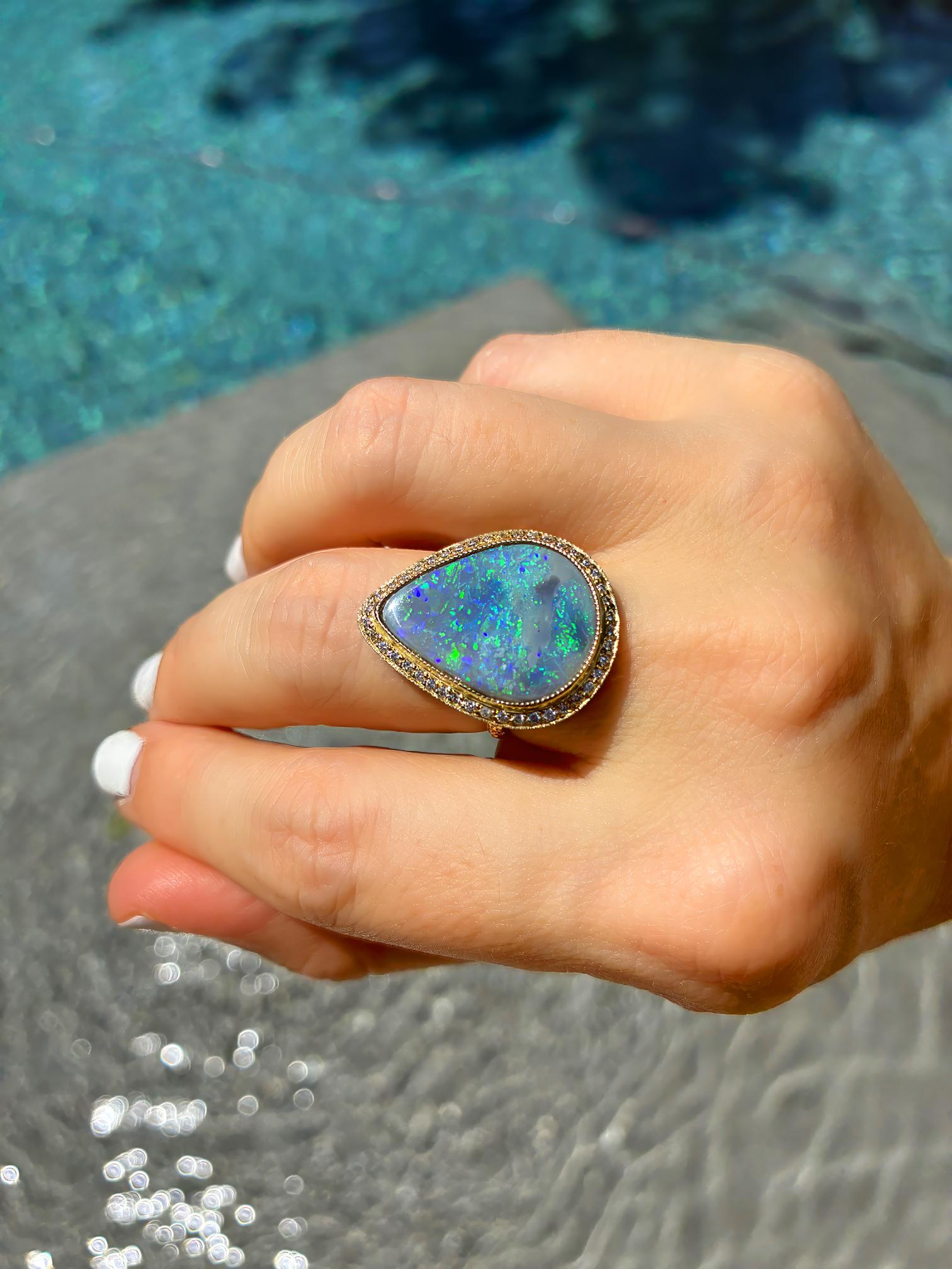 Questo splendido anello della designer Just Jules mette in mostra un magnifico opale australiano a forma di pera che si infiamma con vibranti lampi di blu elettrico, verde e viola - che ricordano le profondità oceaniche e i cieli cosmici. L'opale è