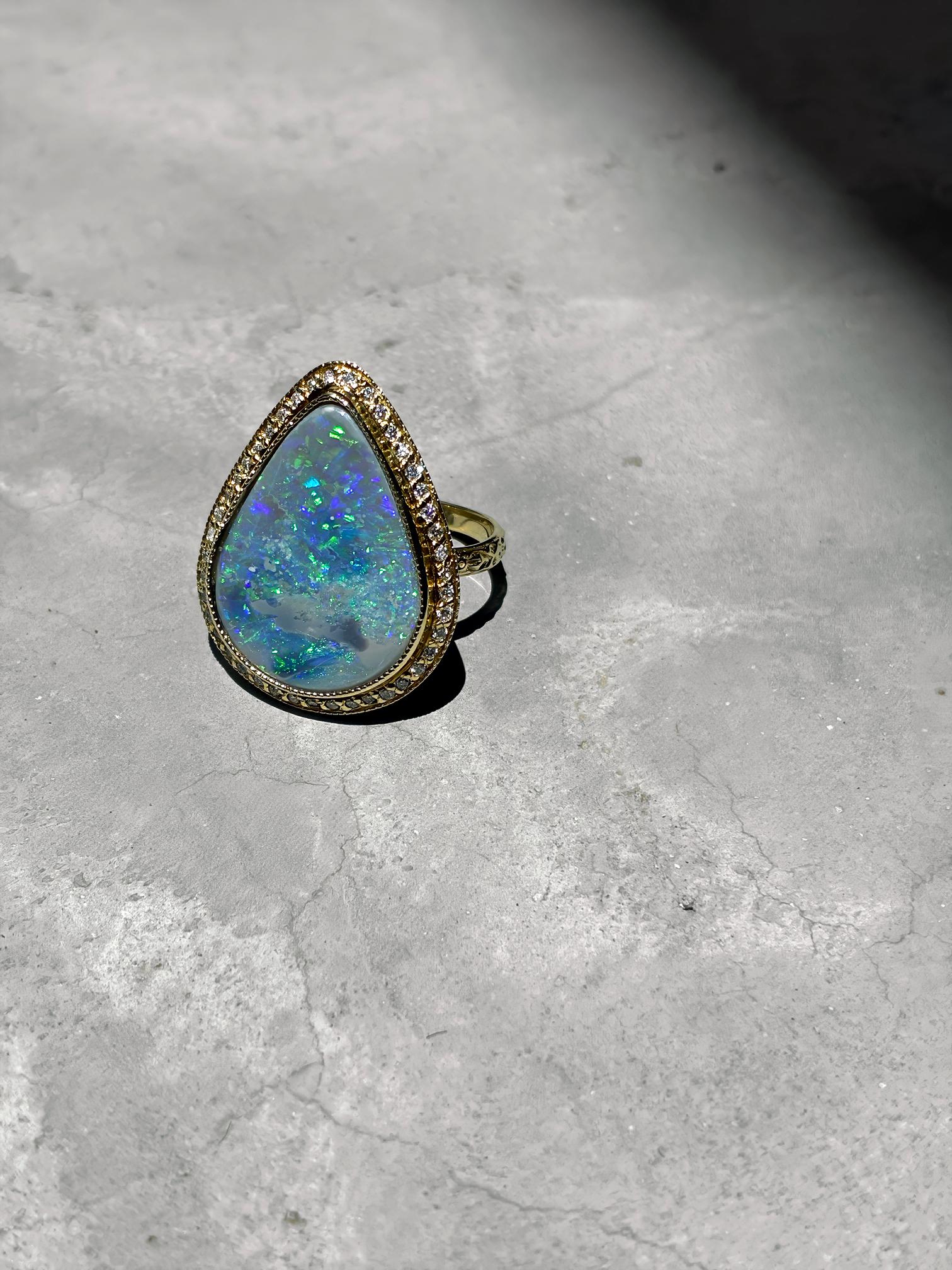 Burattato Anello unico in oro giallo con diamante australiano Boulder Opal, Just Jules 2025 in vendita