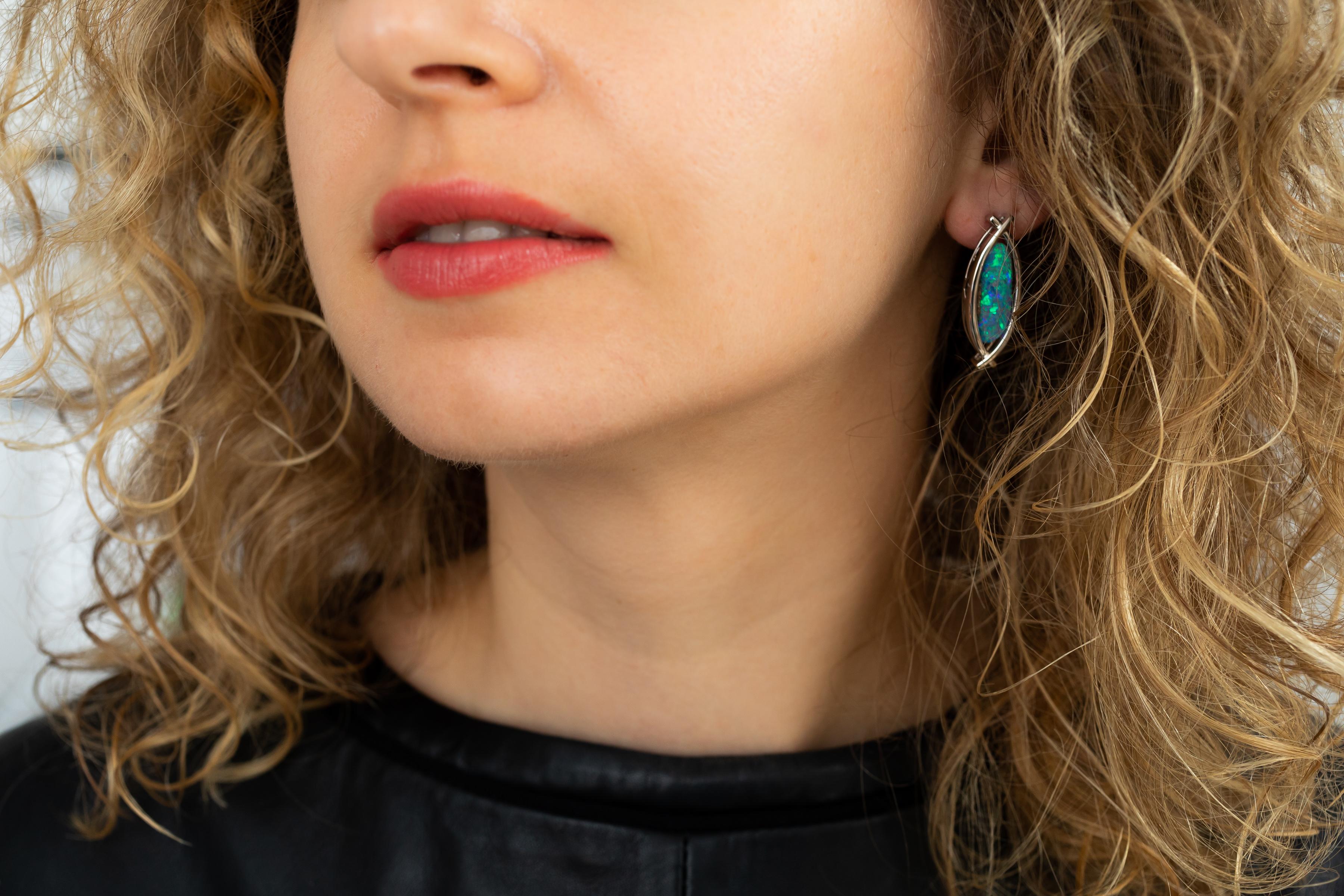 Contemporain Pendants d'oreilles en or blanc 18 carats avec opale de roche australienne naturelle non traitée de 10,87 carats en vente