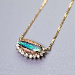 Halskette mit australischem Boulder-Opal und Diamanten im Halo-Design aus 18-karätigem Gelbgold
