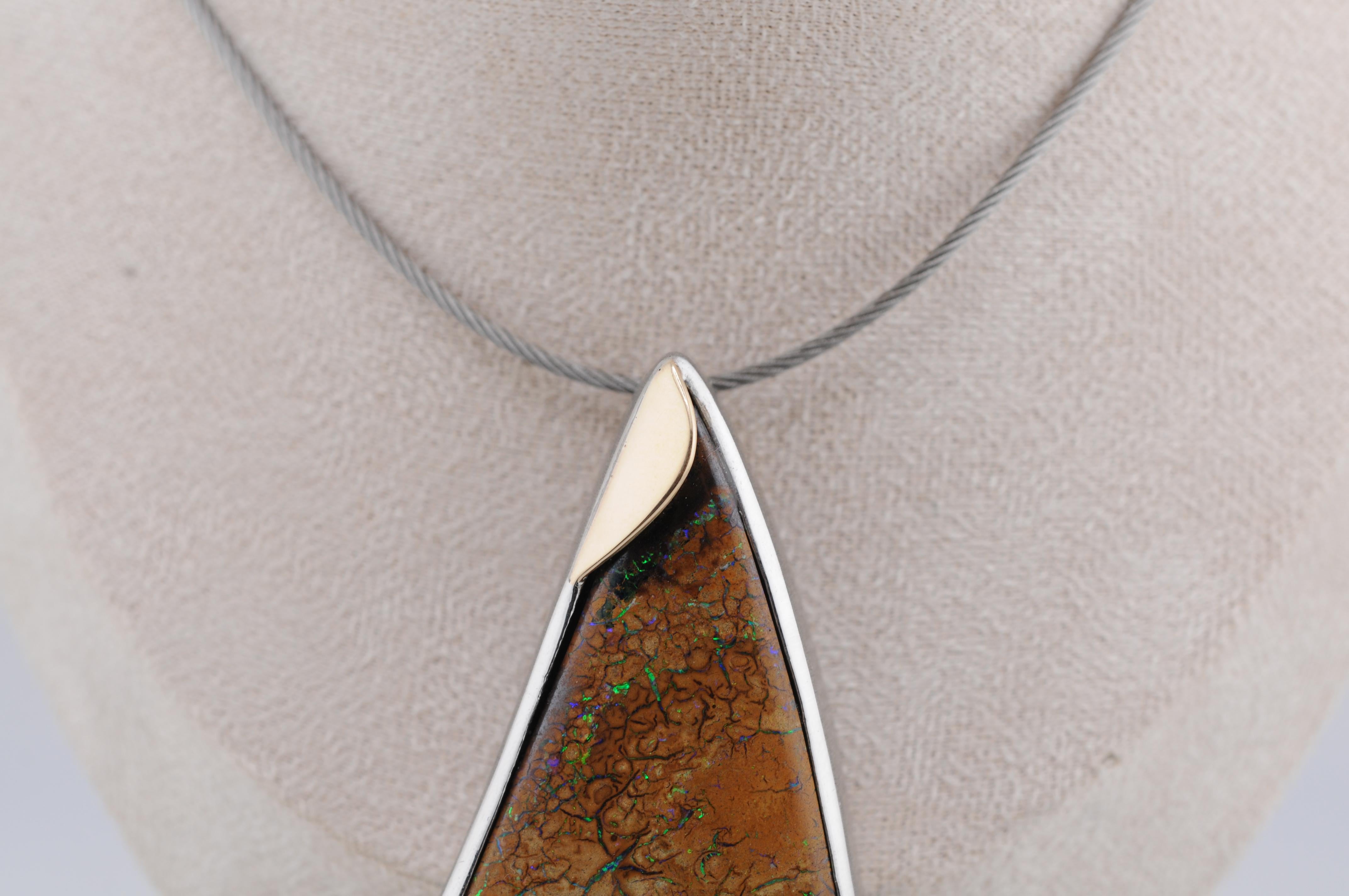 Australischer Boulder-Opal-Anhänger aus Sterling Silber mit 18k Gold-Akzenten (Ästhetizismus) im Angebot