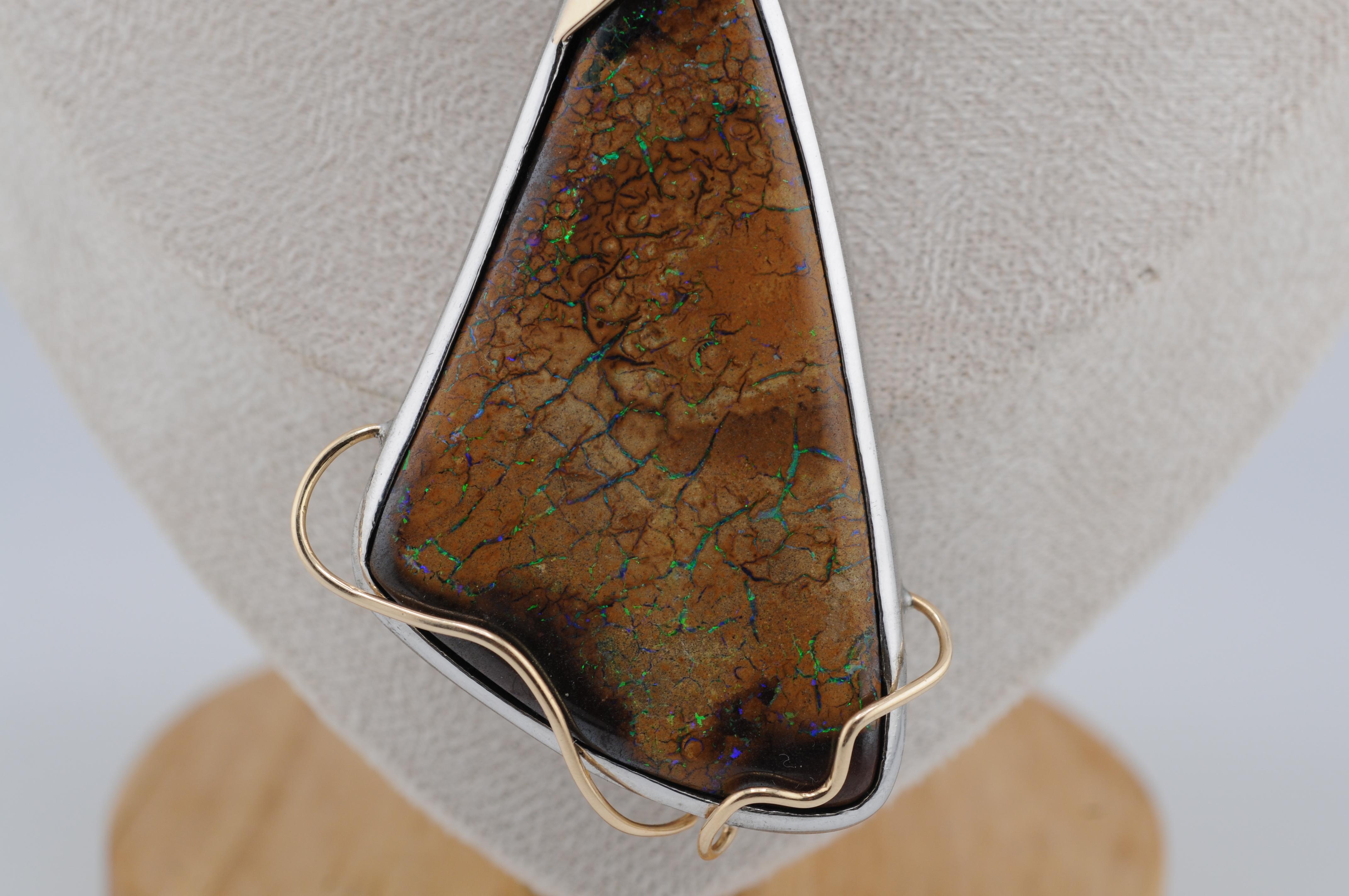 Australischer Boulder-Opal-Anhänger aus Sterling Silber mit 18k Gold-Akzenten (Gemischter Schliff) im Angebot