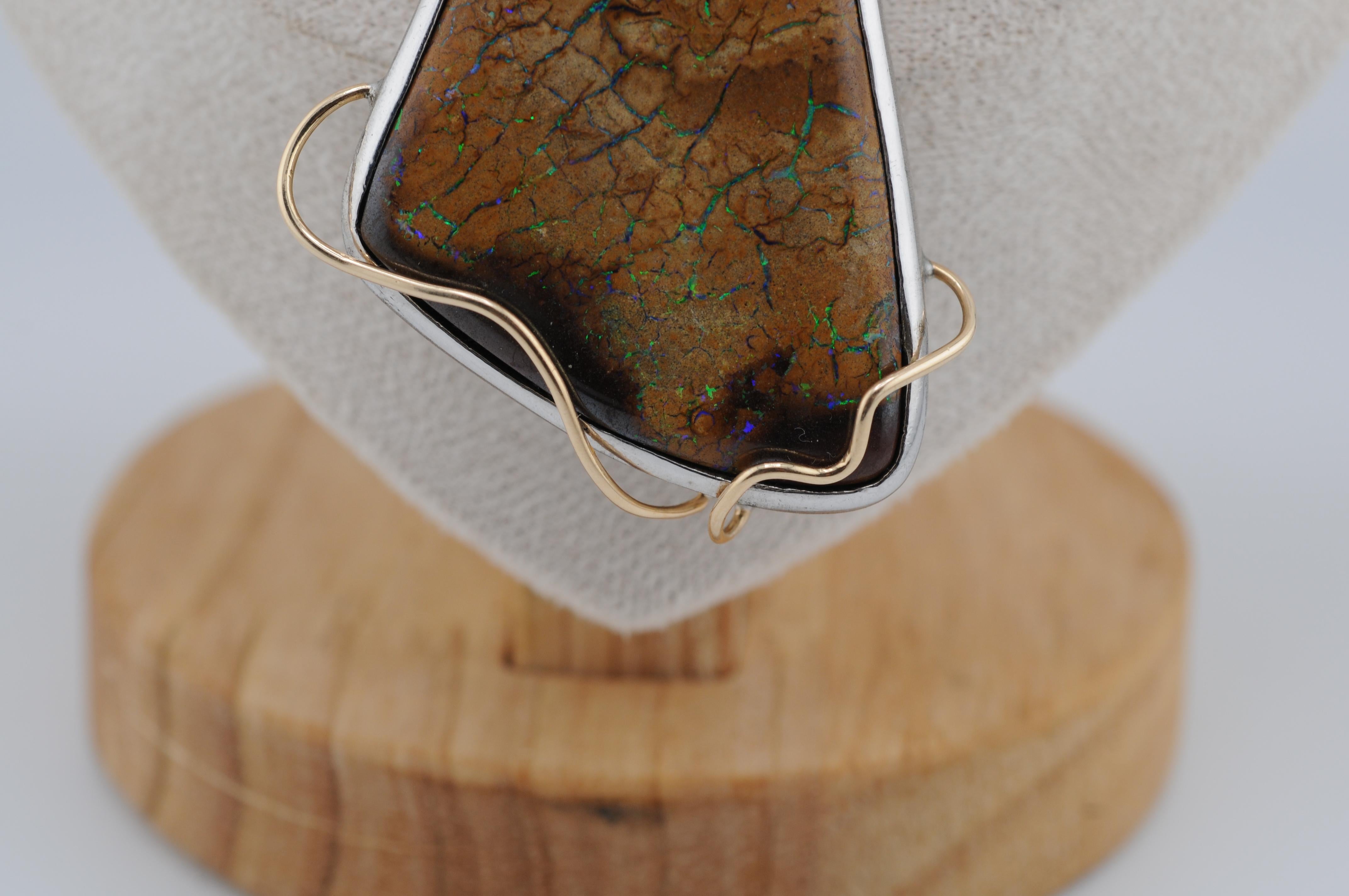 Australischer Boulder-Opal-Anhänger aus Sterling Silber mit 18k Gold-Akzenten im Zustand „Gut“ im Angebot in Berlin, BE