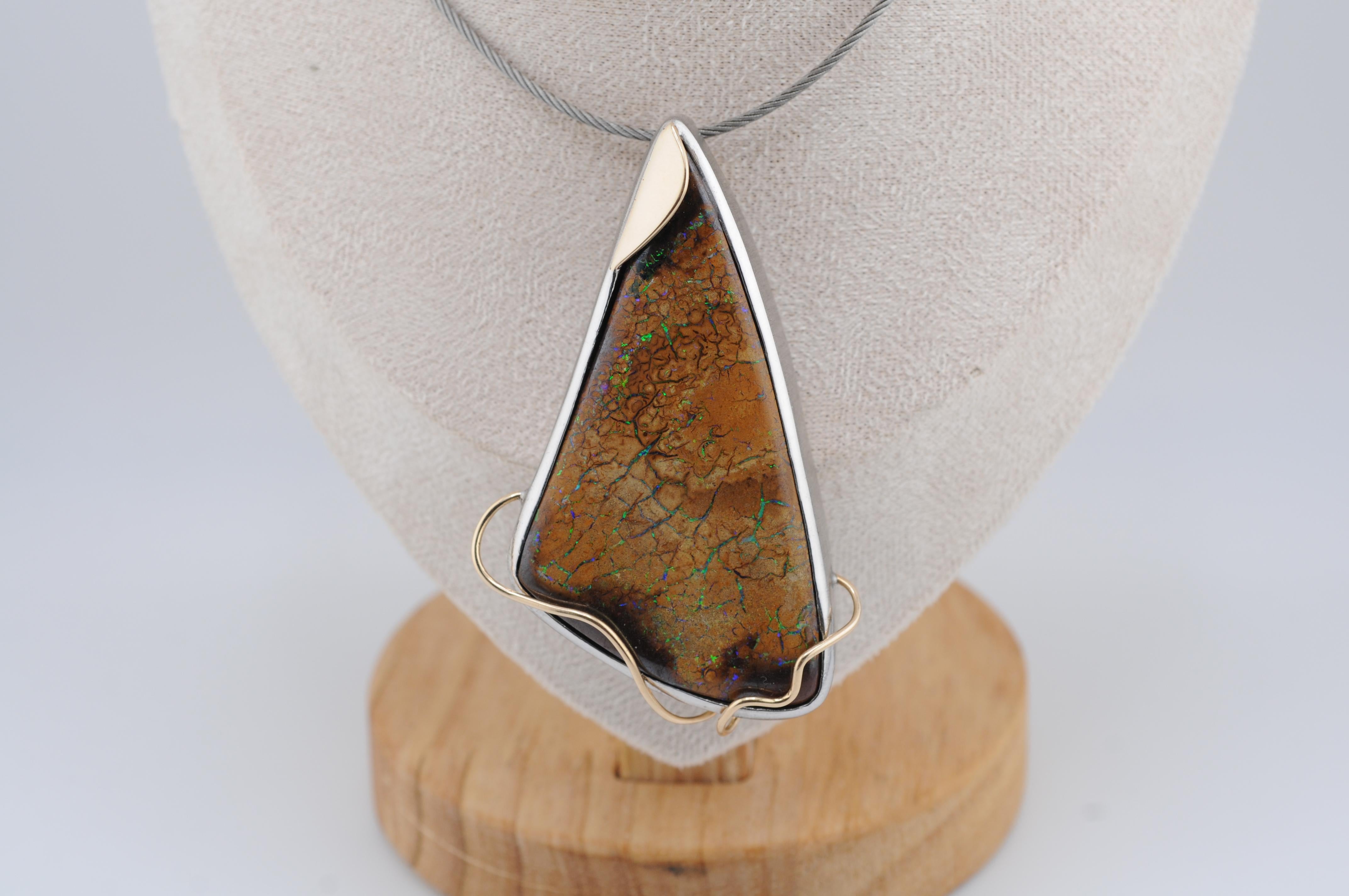Australischer Boulder-Opal-Anhänger aus Sterling Silber mit 18k Gold-Akzenten im Angebot 1