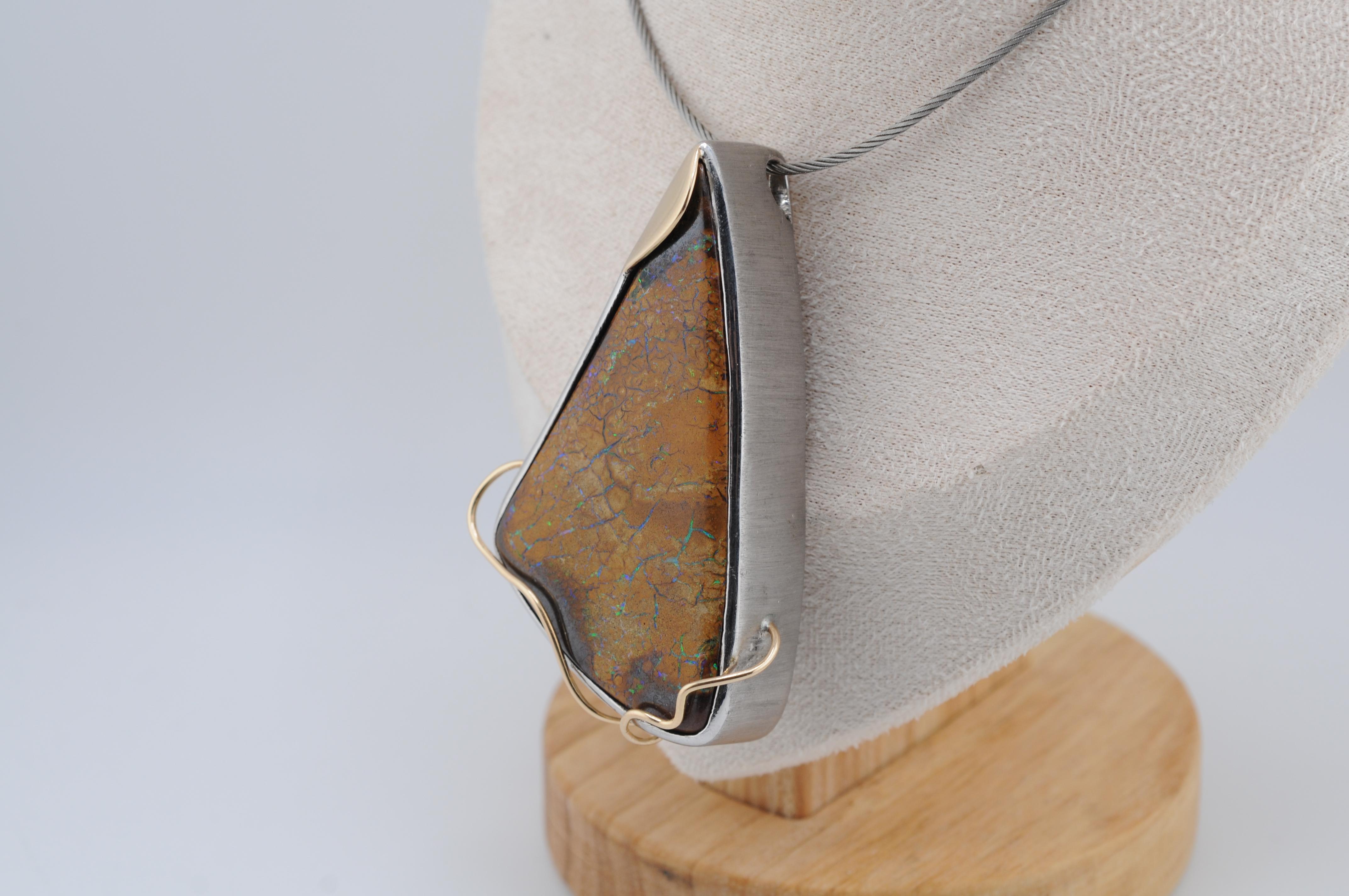 Australischer Boulder-Opal-Anhänger aus Sterling Silber mit 18k Gold-Akzenten im Angebot 2