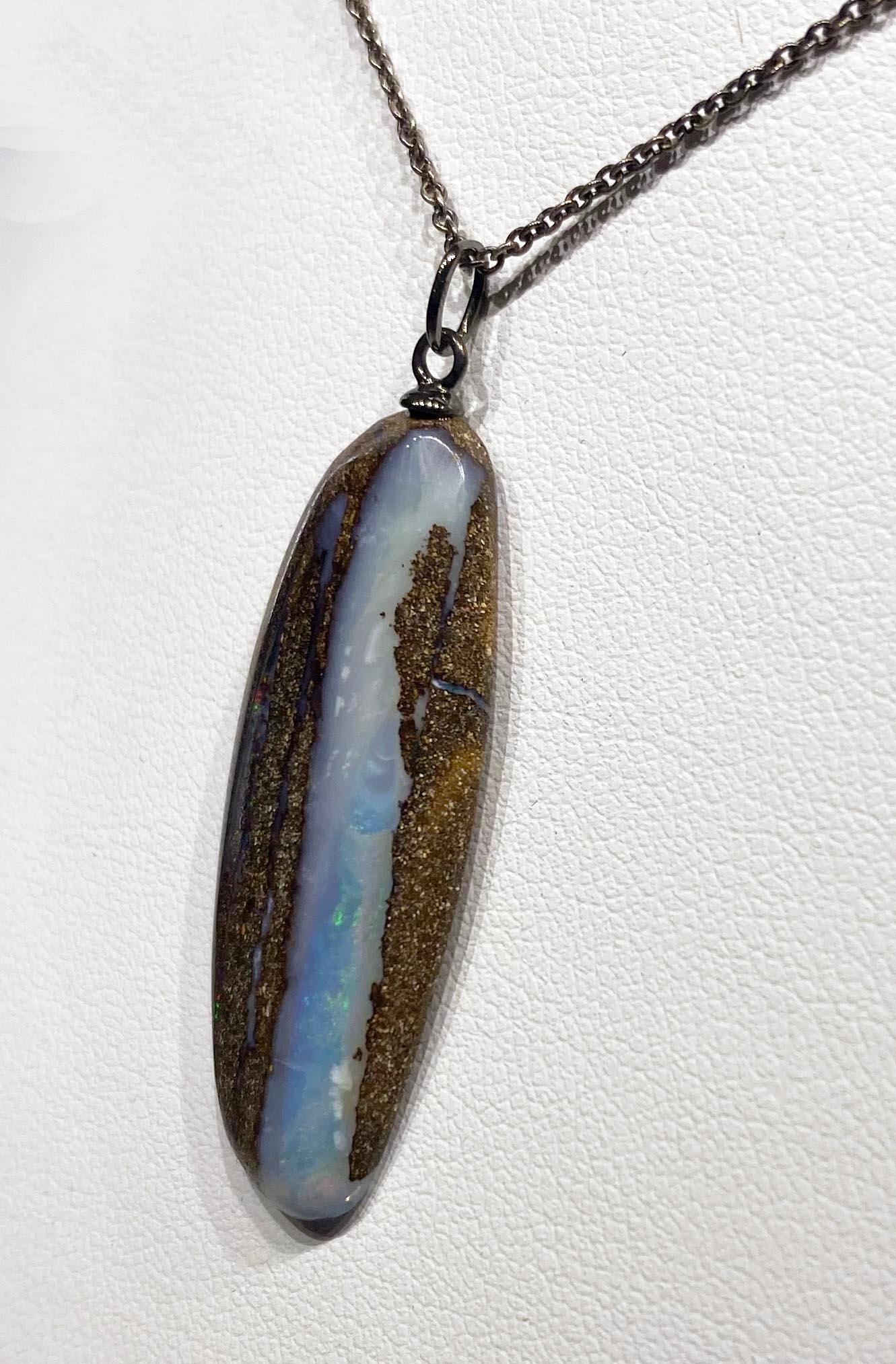 Pendentif en opale de roche australienne coulissant sur une chaîne en argent noirci en vente 4