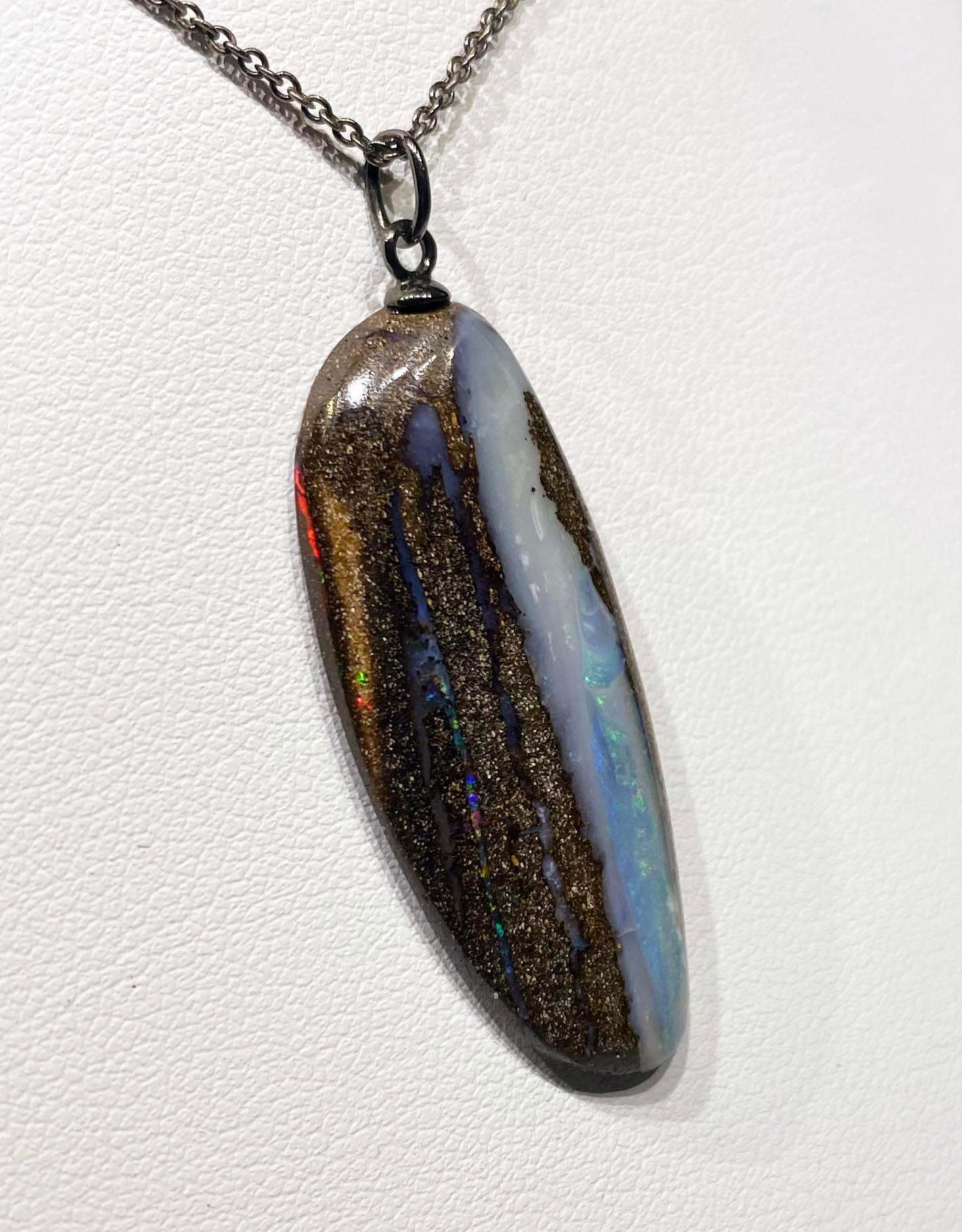 Pendentif en opale de roche australienne coulissant sur une chaîne en argent noirci en vente 5