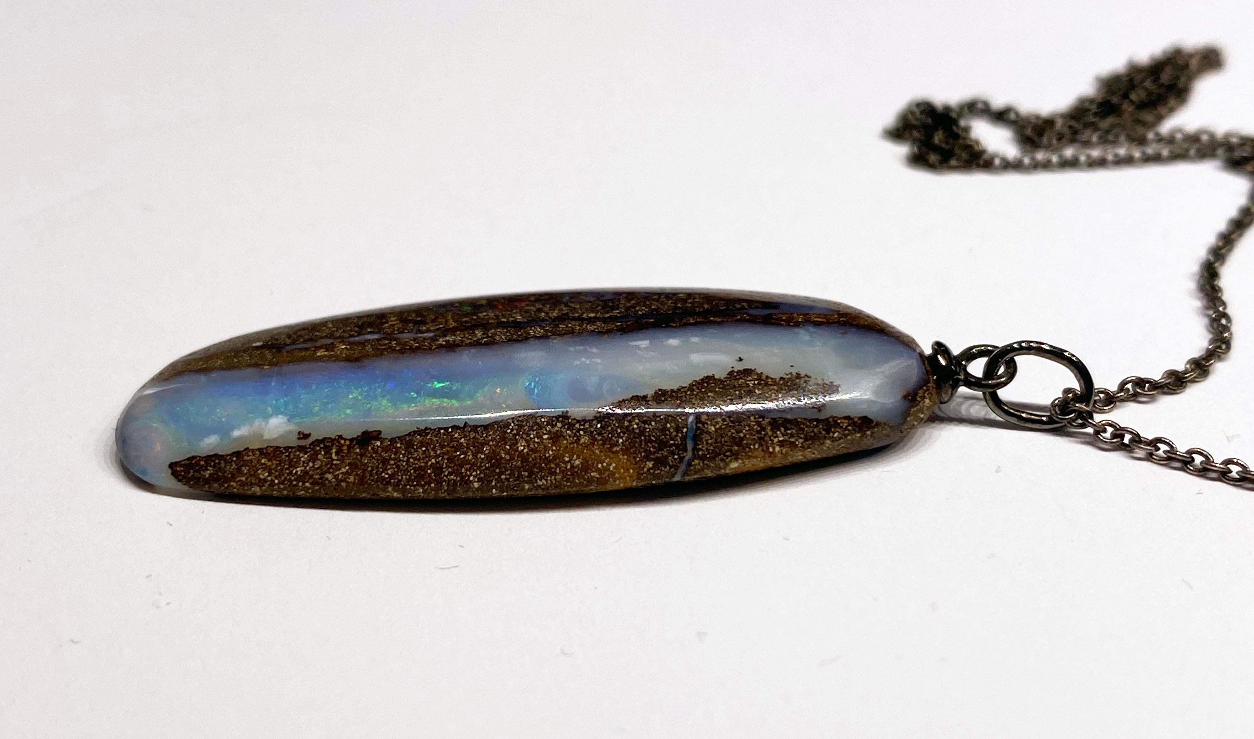 Contemporain Pendentif en opale de roche australienne coulissant sur une chaîne en argent noirci en vente