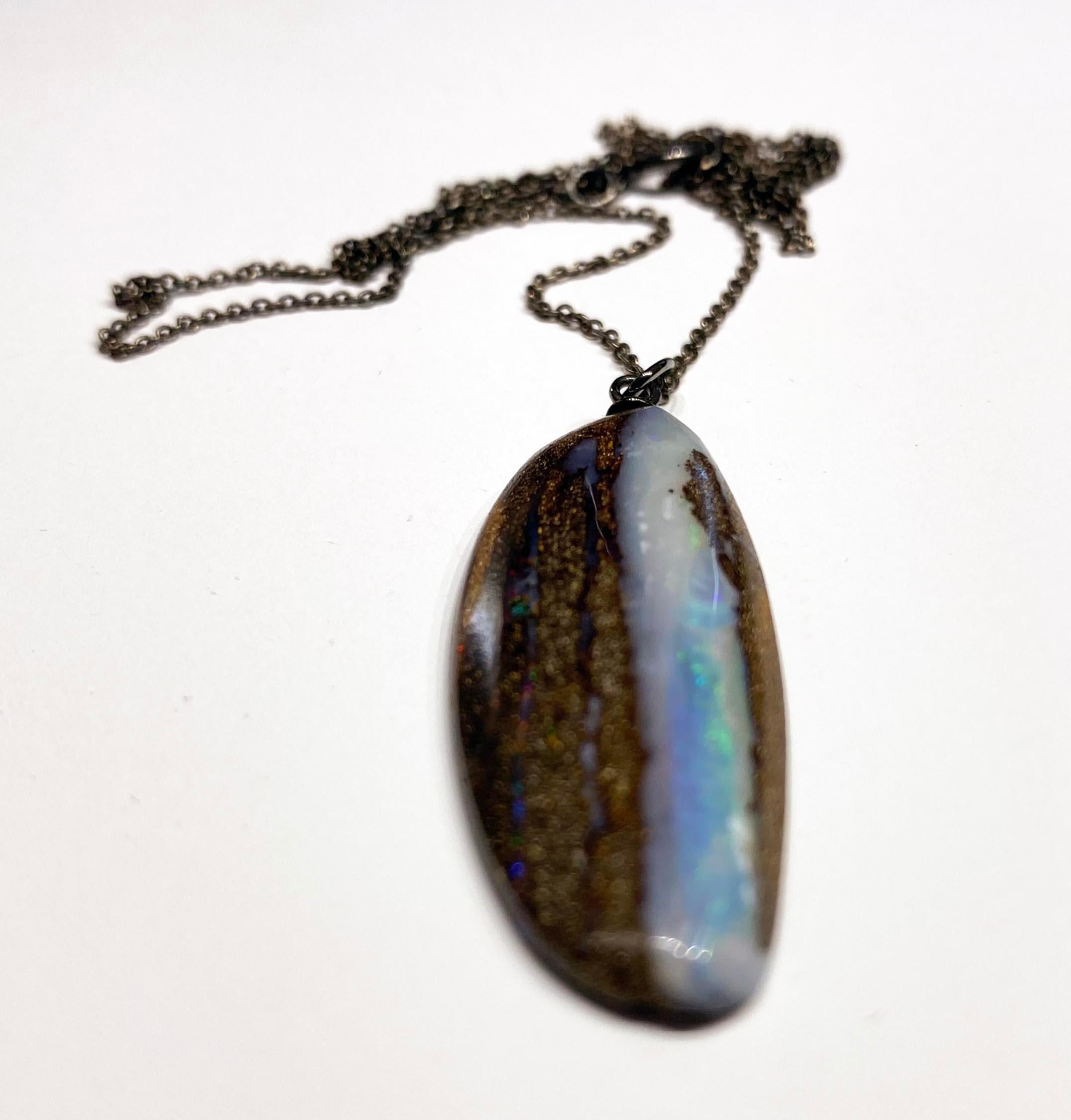 Taille cabochon Pendentif en opale de roche australienne coulissant sur une chaîne en argent noirci en vente