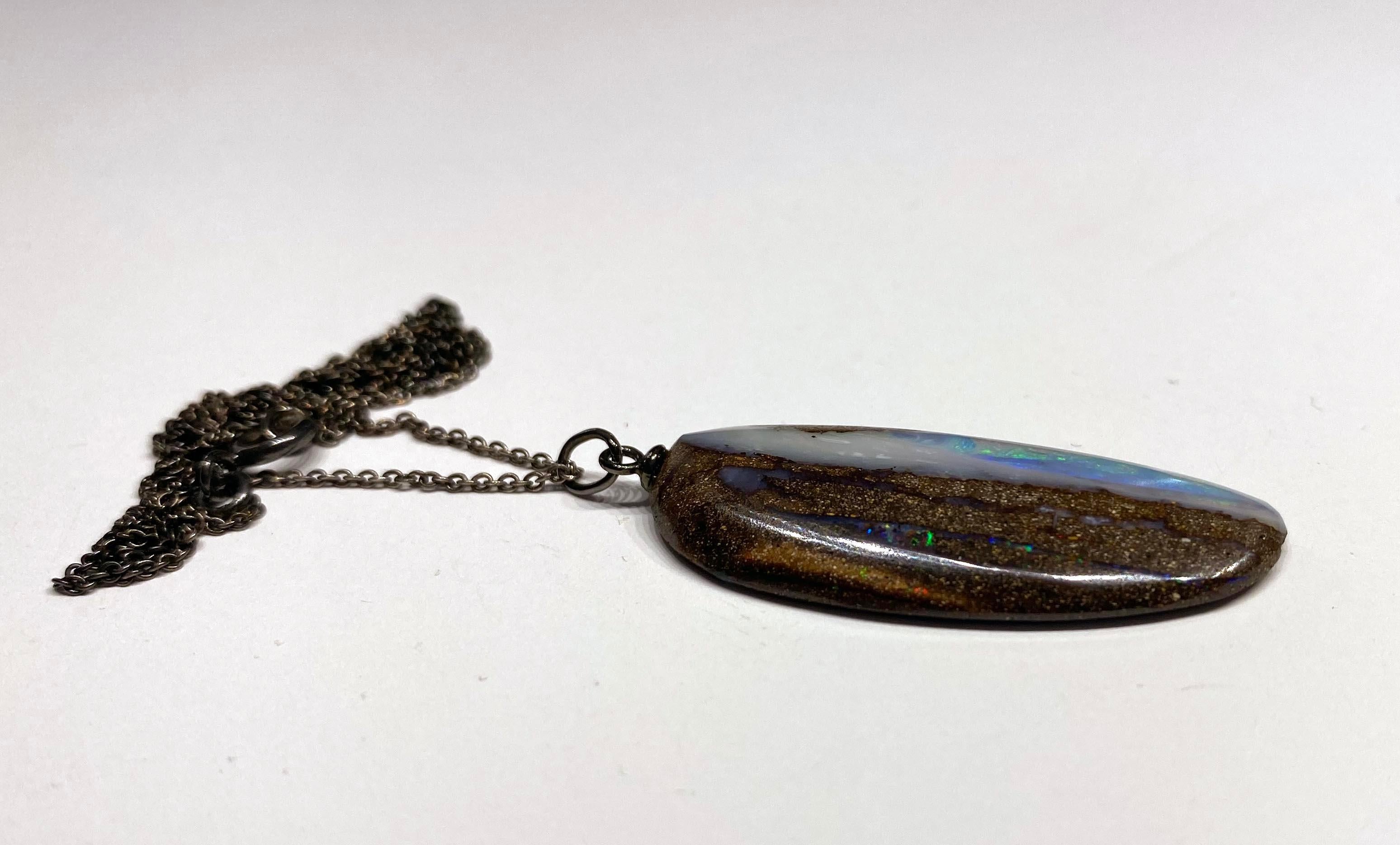 Pendentif en opale de roche australienne coulissant sur une chaîne en argent noirci Neuf - En vente à Seattle, WA