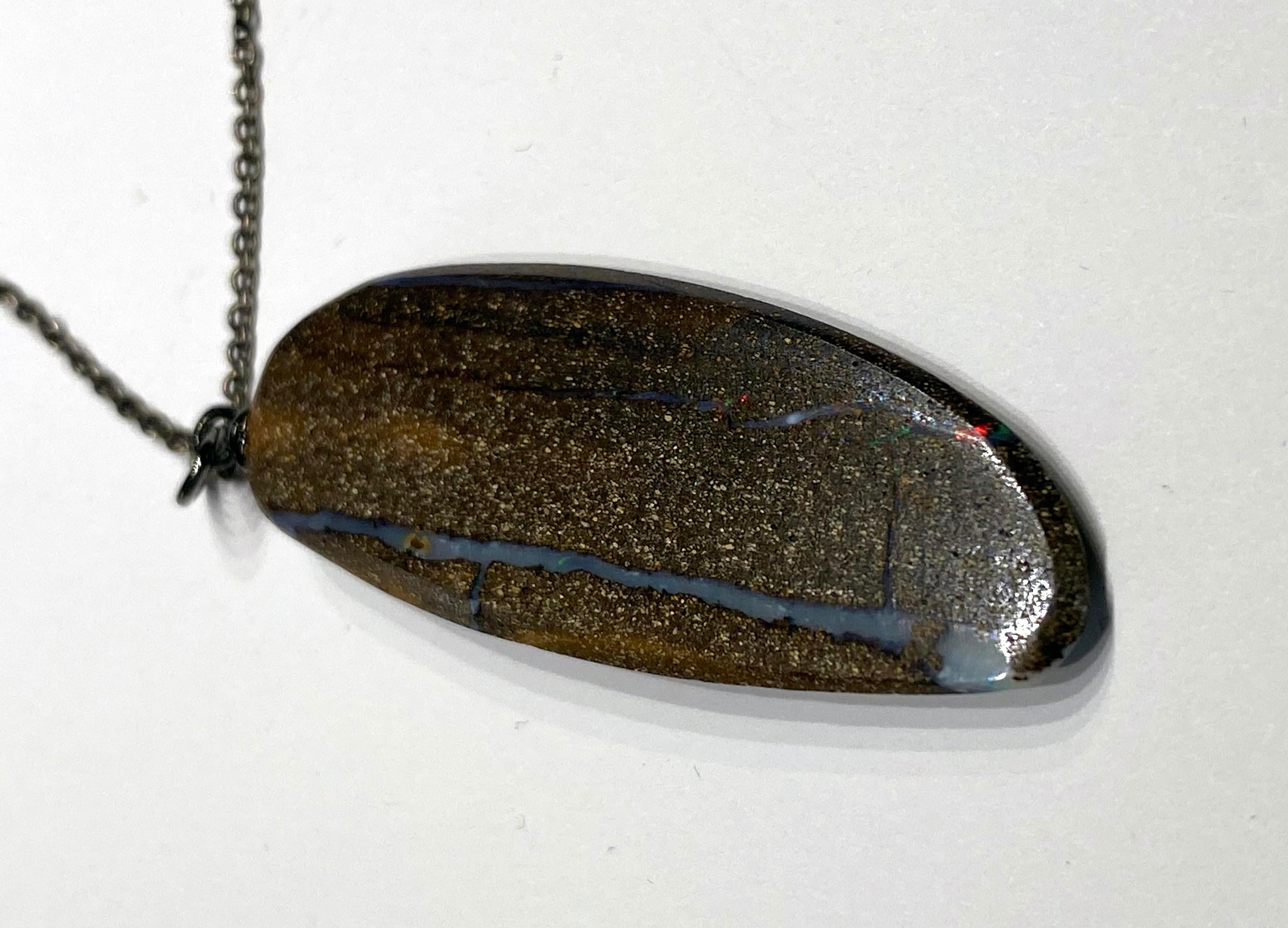 Australischer Boulder-Opal-Anhänger, geschwärzt an einer geschwärzten Silberkette im Zustand „Neu“ im Angebot in Seattle, WA