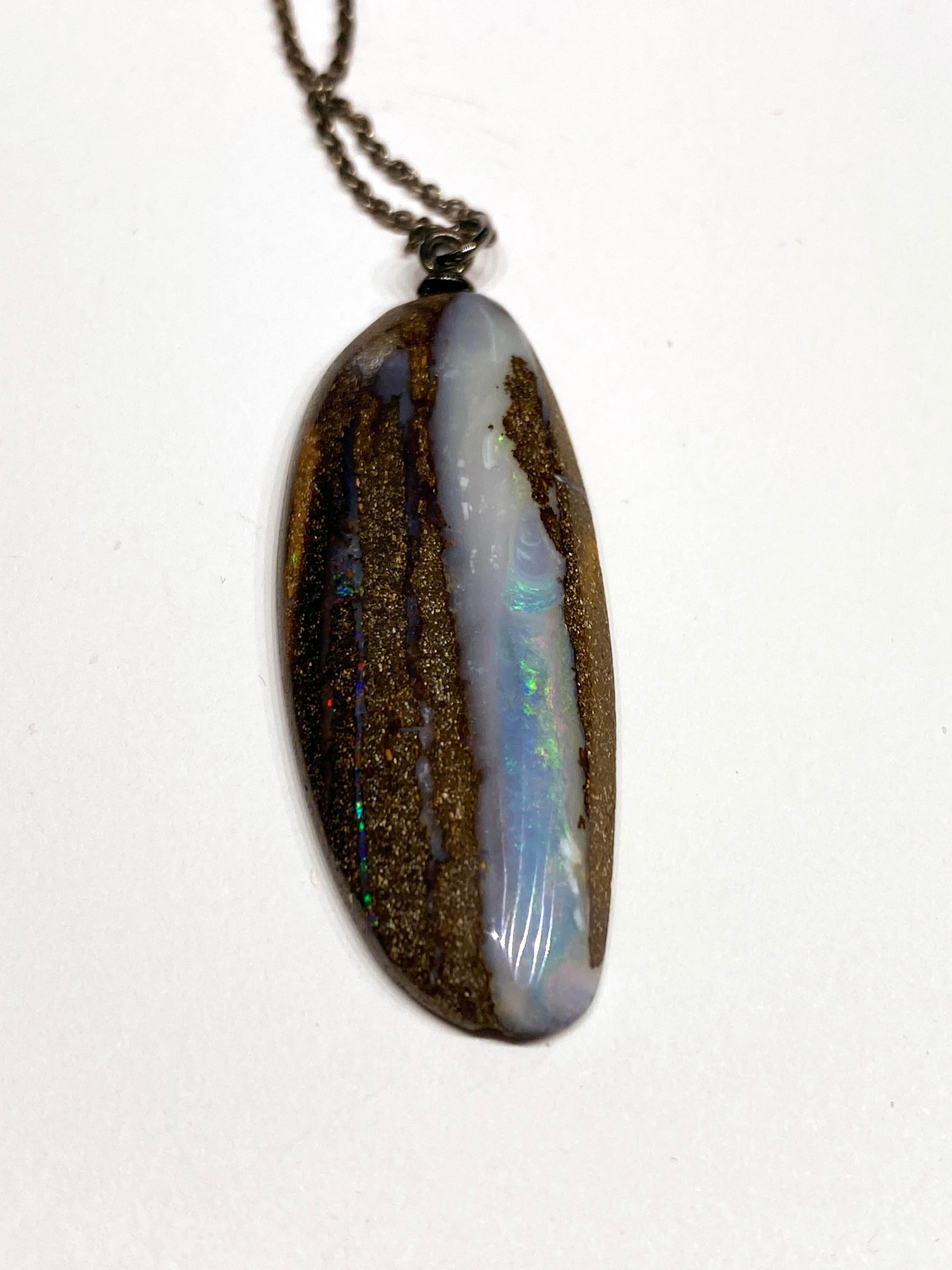 Pendentif en opale de roche australienne coulissant sur une chaîne en argent noirci en vente 1