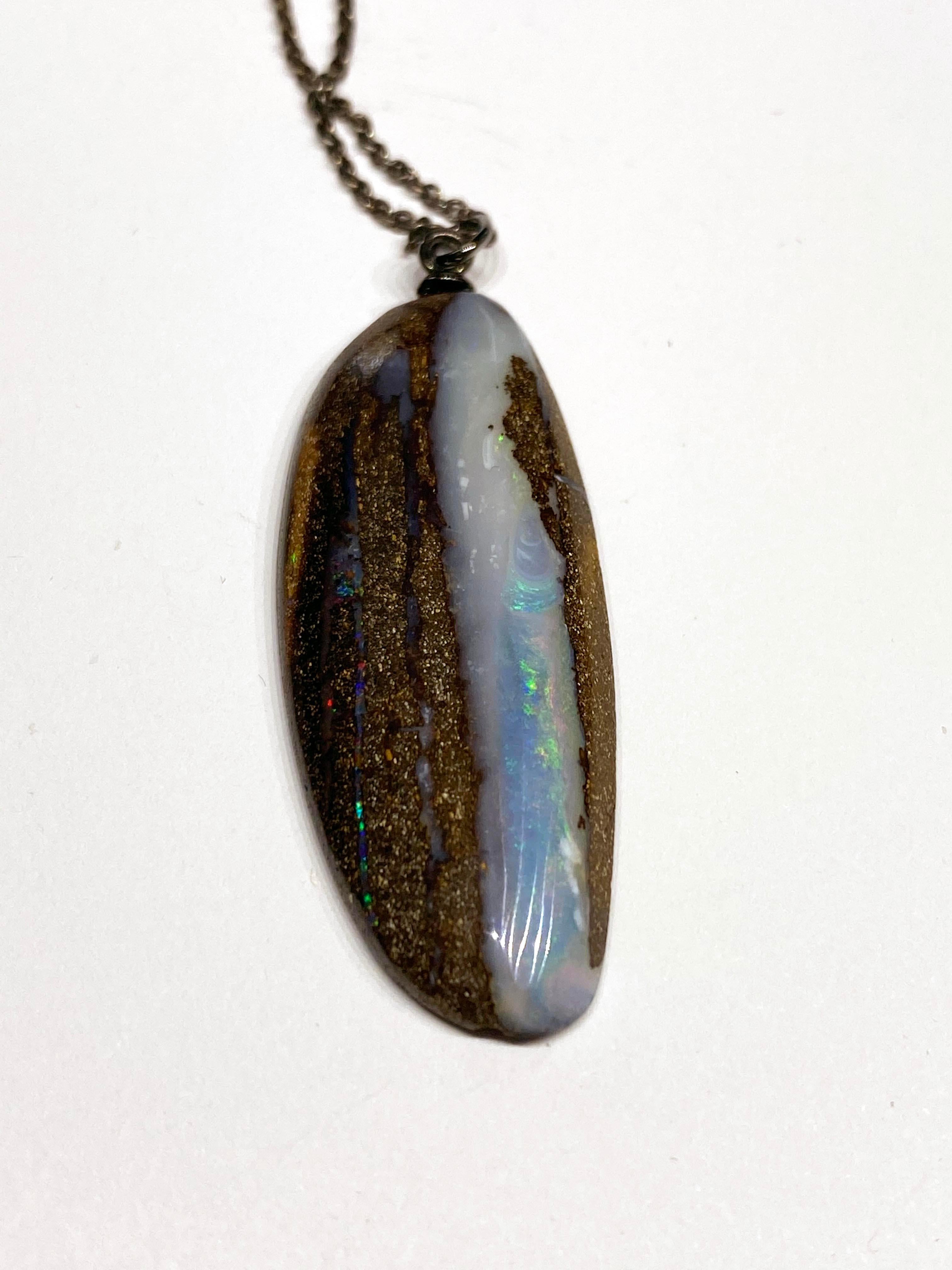 Australischer Boulder-Opal-Anhänger, geschwärzt an einer geschwärzten Silberkette für Damen oder Herren im Angebot