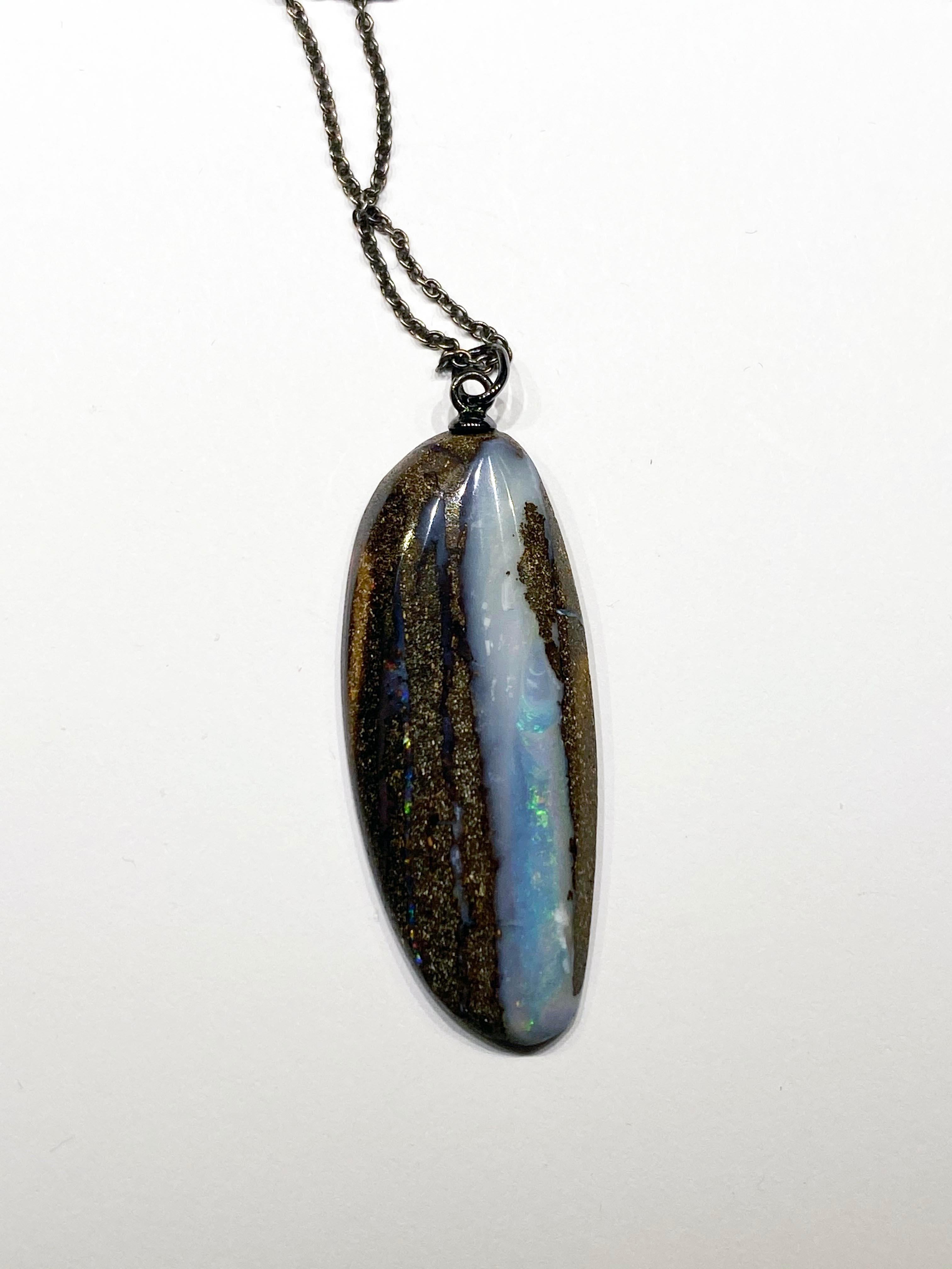 Pendentif en opale de roche australienne coulissant sur une chaîne en argent noirci en vente 2