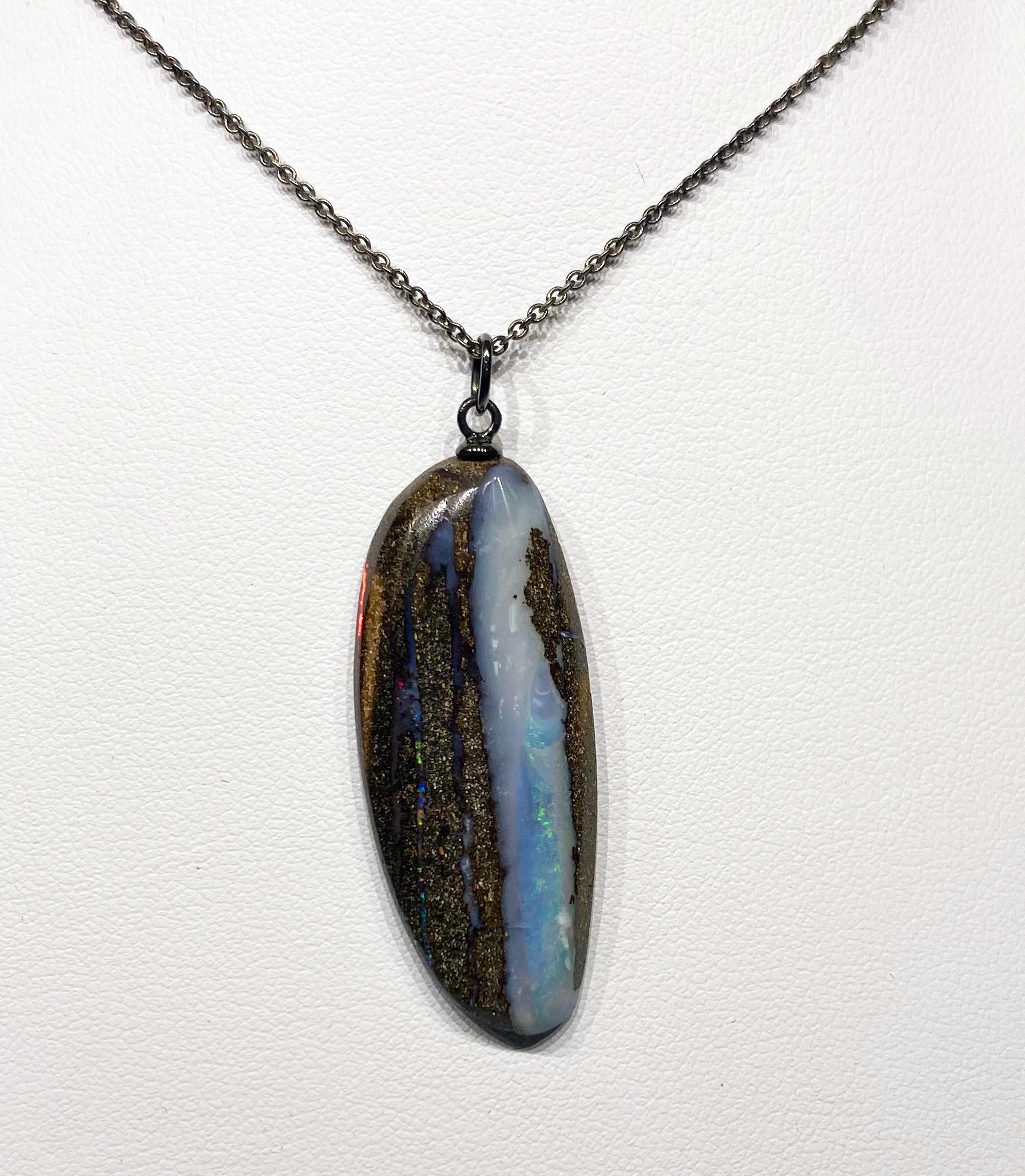 Pendentif en opale de roche australienne coulissant sur une chaîne en argent noirci en vente 3