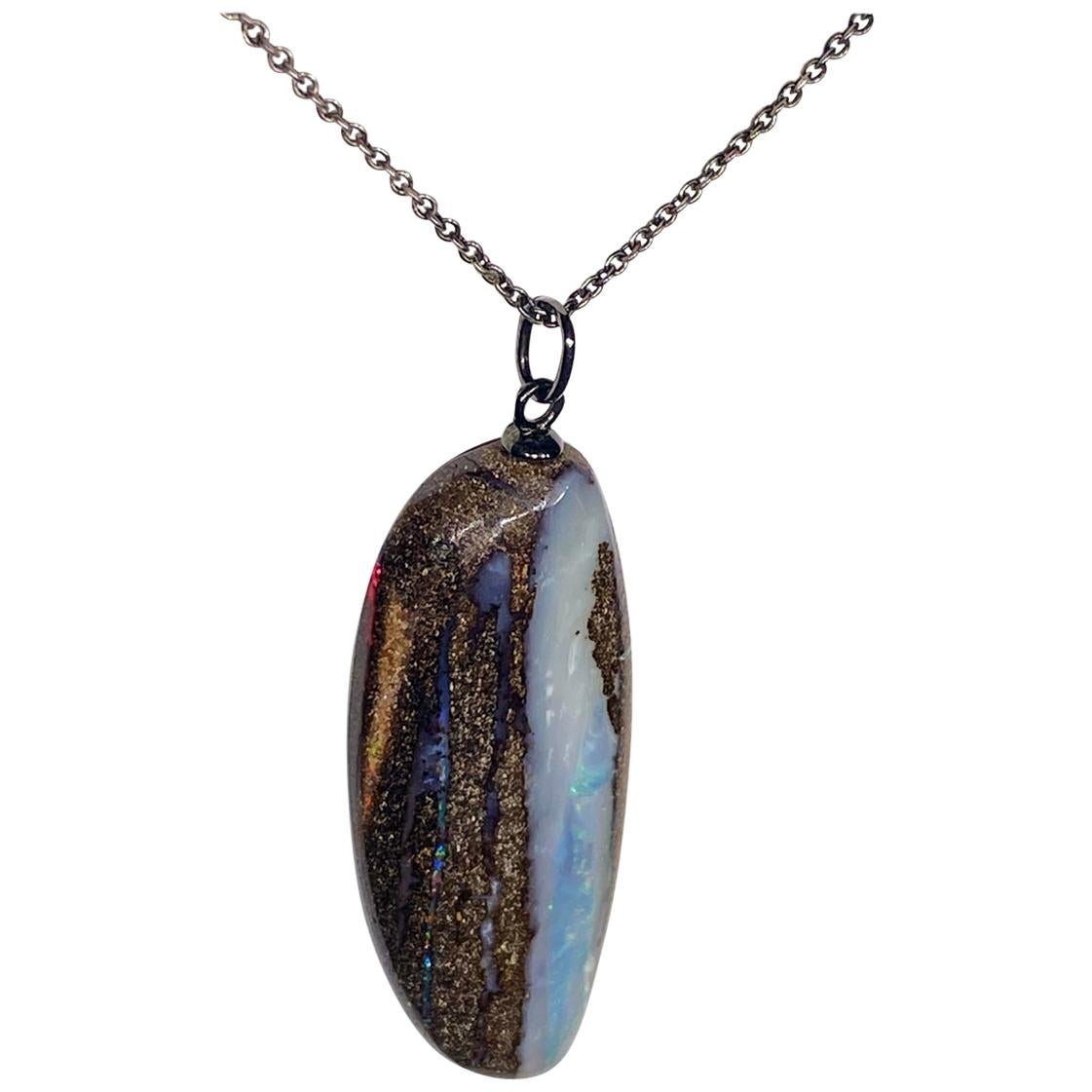 Pendentif en opale de roche australienne coulissant sur une chaîne en argent noirci en vente