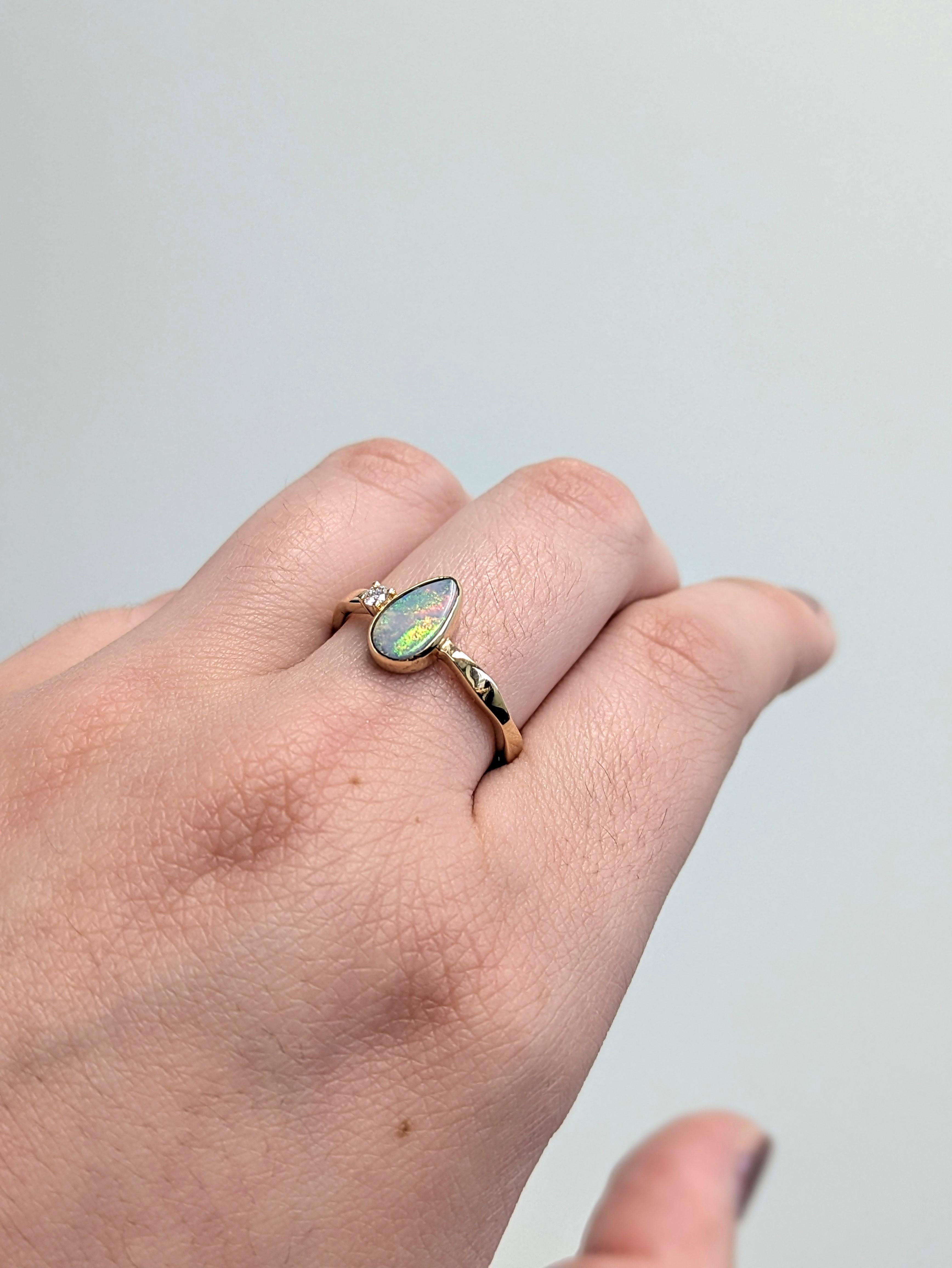 Australischer Boulder-Opalring aus massivem 14 Karat Gelbgold mit Diamant-Akzent im Angebot 4