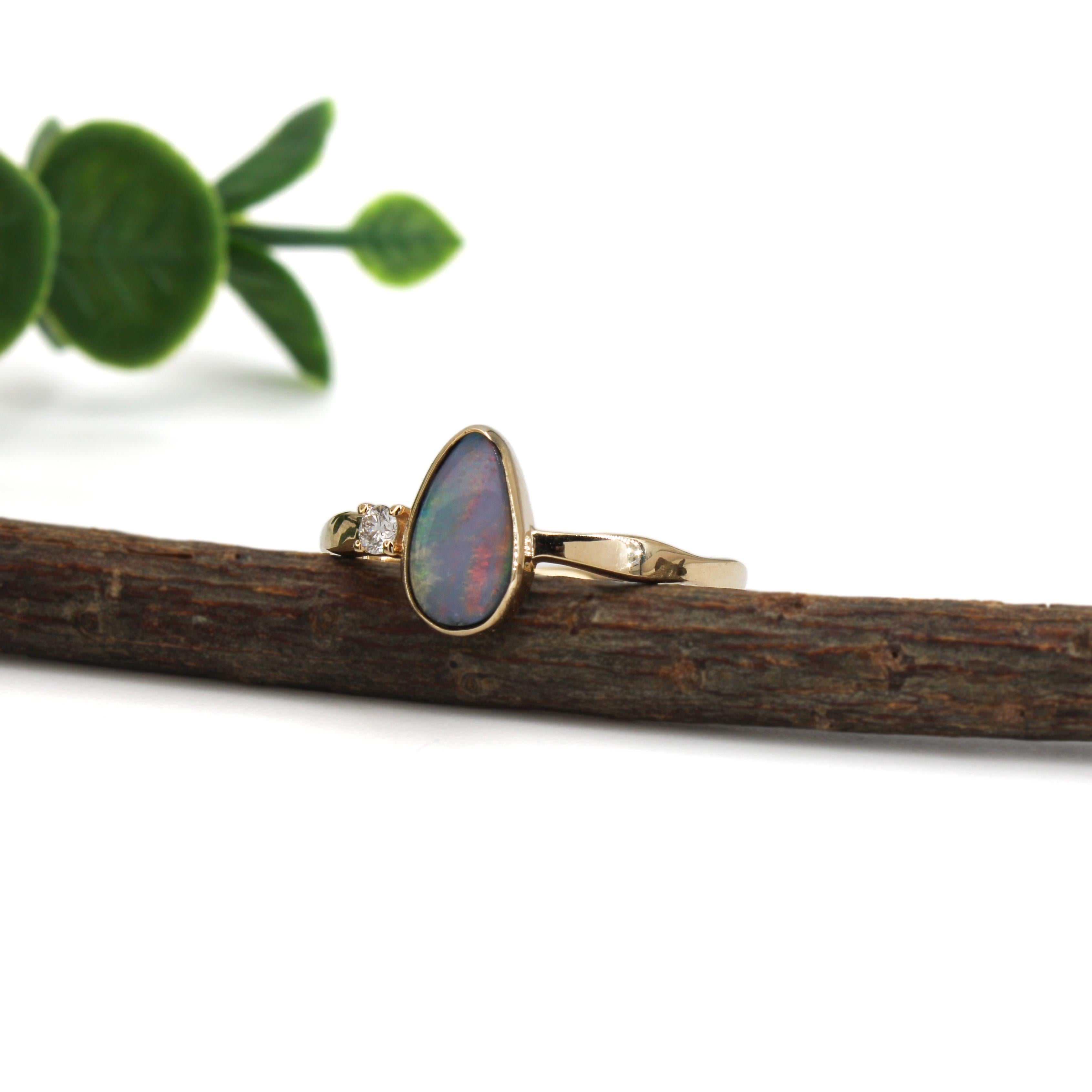 Australischer Boulder-Opalring aus massivem 14 Karat Gelbgold mit Diamant-Akzent (Art déco) im Angebot