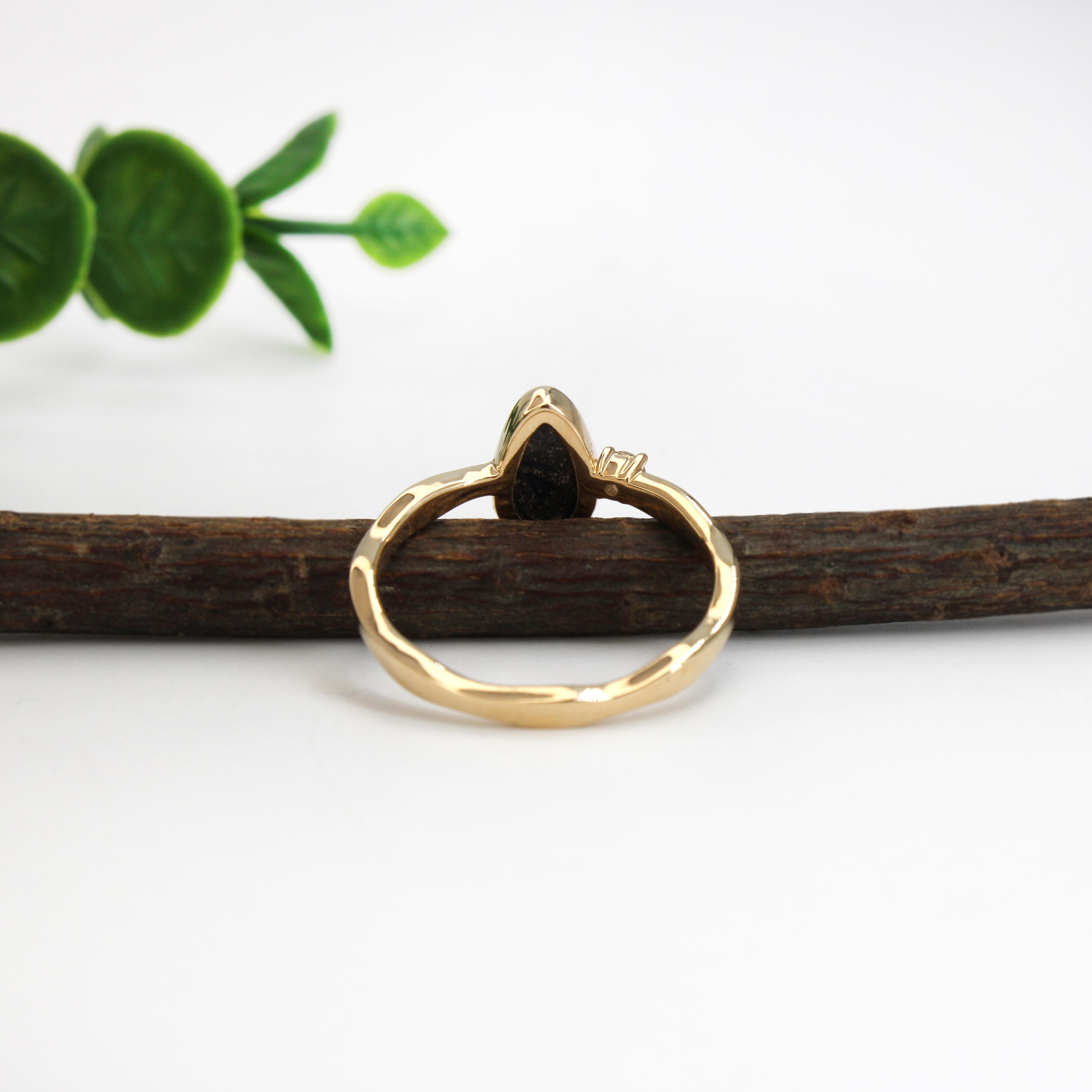 Australischer Boulder-Opalring aus massivem 14 Karat Gelbgold mit Diamant-Akzent im Zustand „Neu“ im Angebot in Columbus, OH