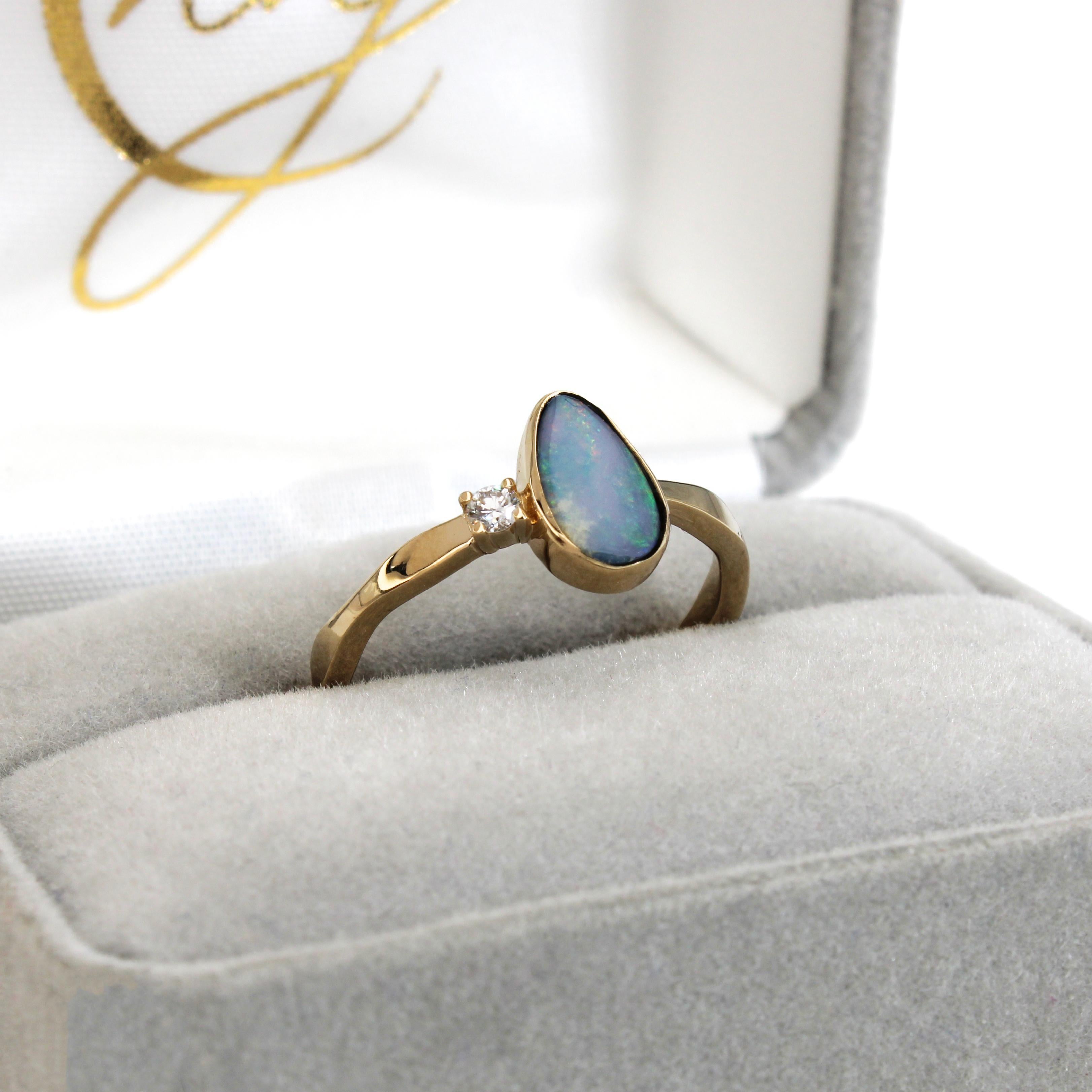 Australischer Boulder-Opalring aus massivem 14 Karat Gelbgold mit Diamant-Akzent Damen im Angebot