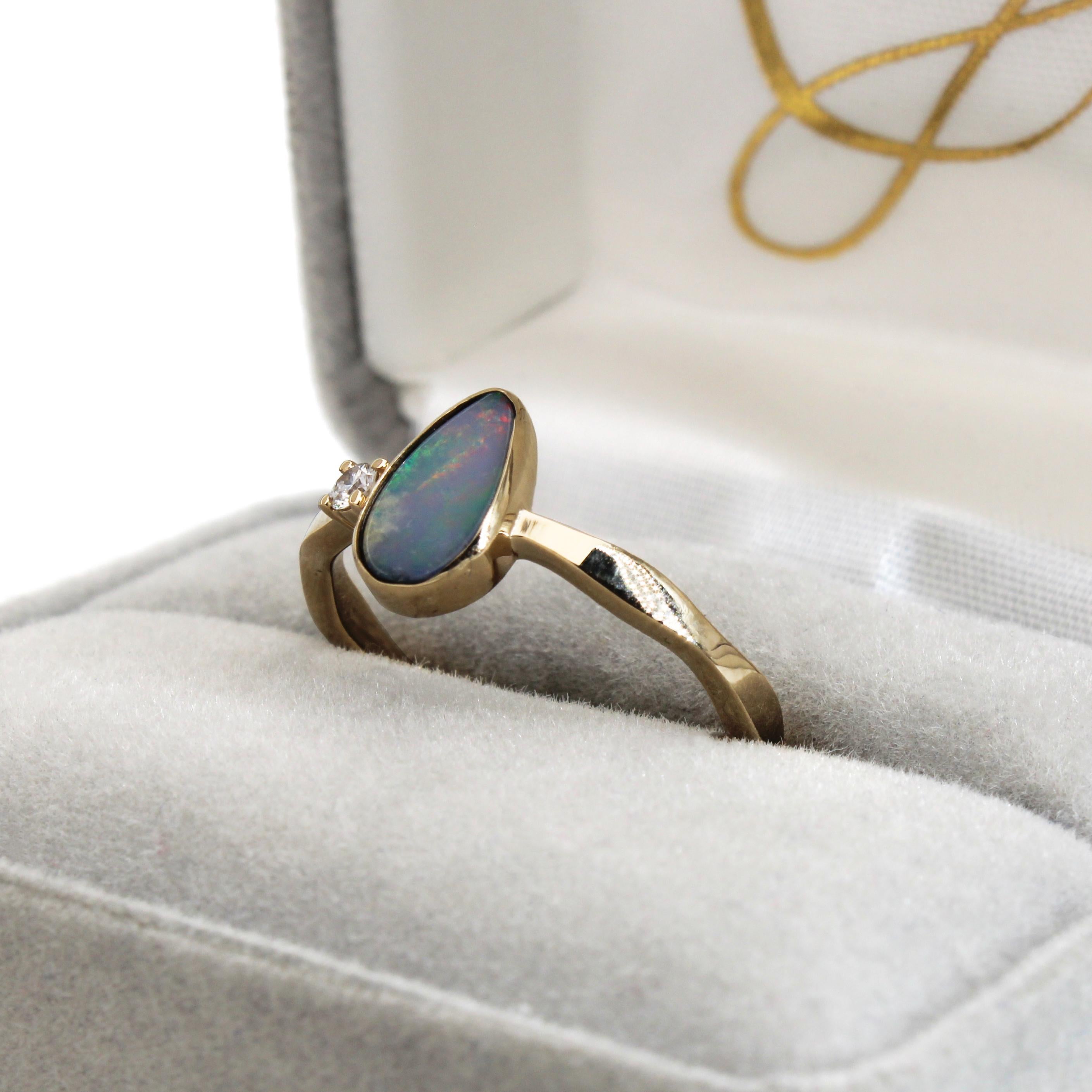 Australischer Boulder-Opalring aus massivem 14 Karat Gelbgold mit Diamant-Akzent im Angebot 2