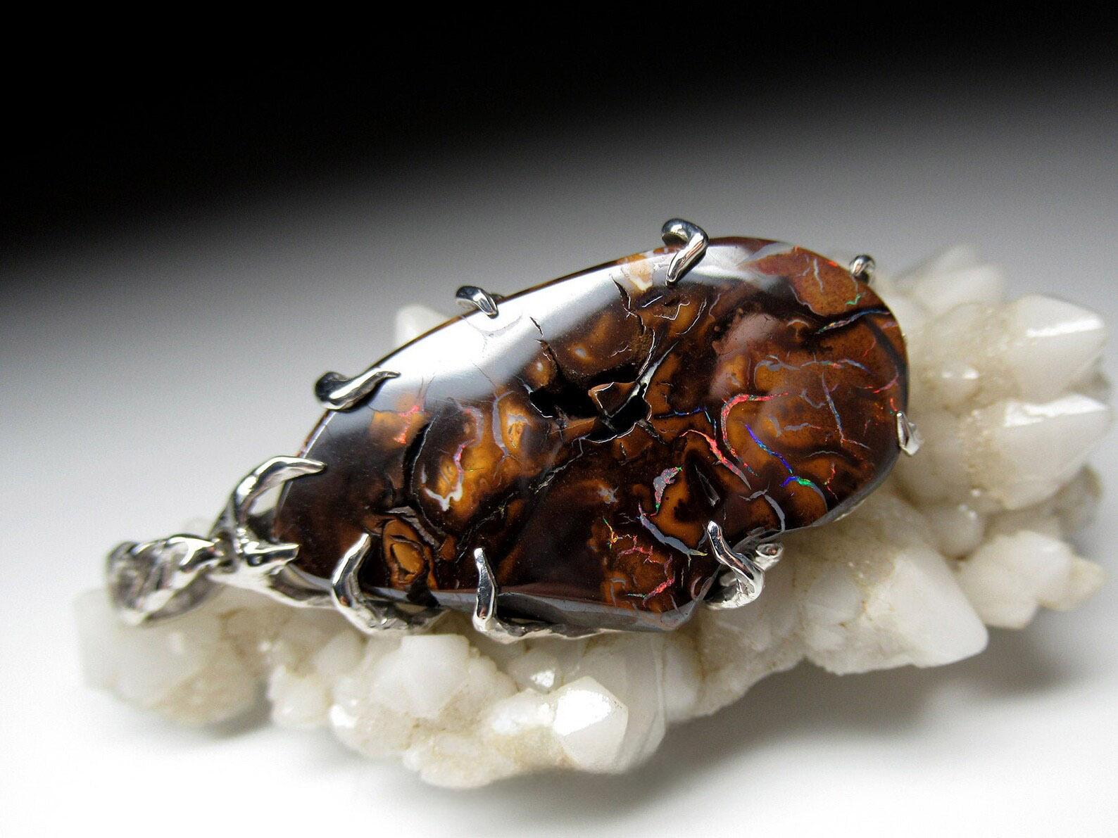 Ciondolo in argento con opale naturale Boulder Koroit 
origine della gemma - Australia
Misure dell'opale - 0,12 x 0,71 x 1,34 in / 3 x 18 x 34 mm
lunghezza del ciondolo - 1,77 in / 45 mm
ciondolo  peso - 9,59 grammi