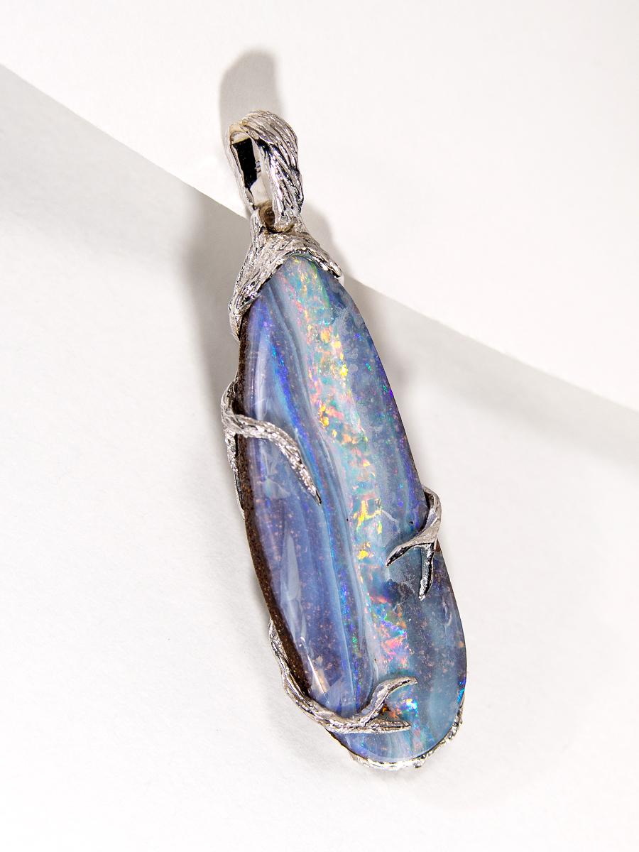 Art nouveau Pendentif en or, opale australienne, collier naturel brut bleu violacé en vente