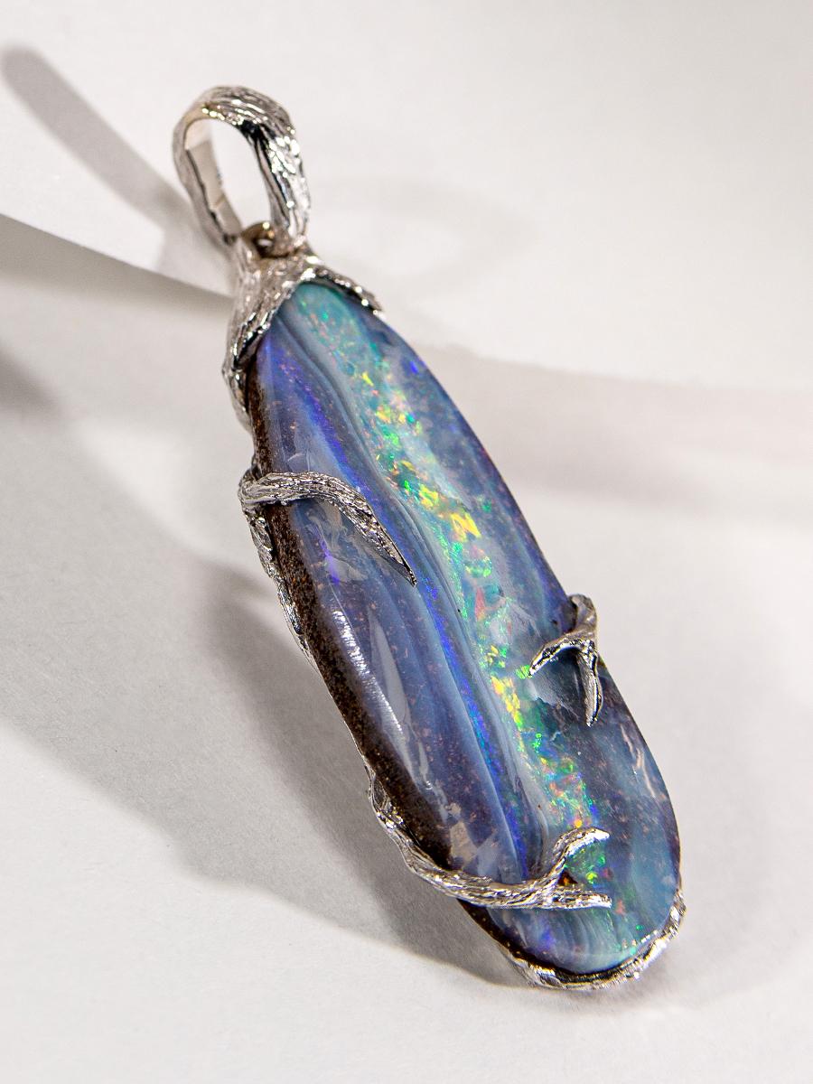 Non taillé Pendentif en or, opale australienne, collier naturel brut bleu violacé en vente
