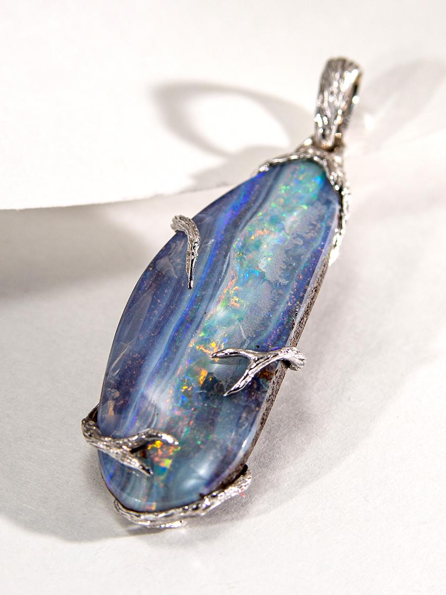 Australian Opal Gold Pendant Raw Natural Necklace Purplish Blue In New Condition For Sale In Berlin, DE
