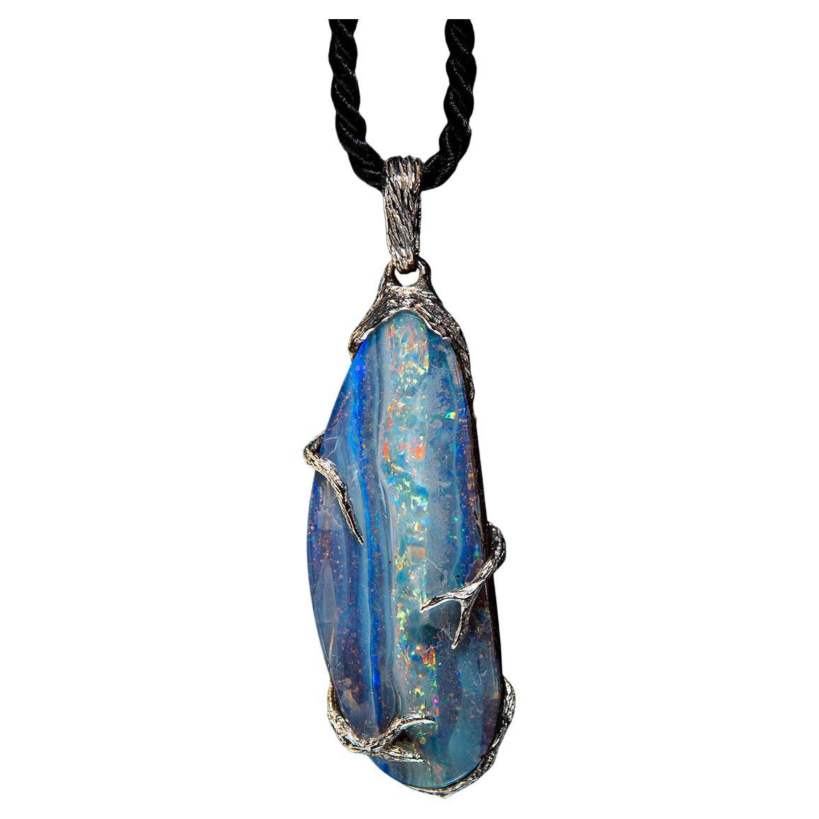 Pendentif en or, opale australienne, collier naturel brut bleu violacé en vente