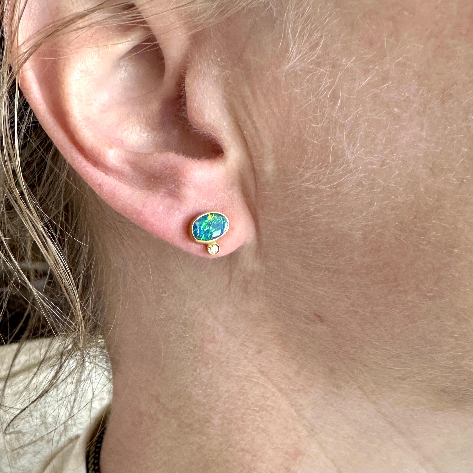 Boucles d'oreilles en Opale Australienne Boulder Rainbow Oval Doublet avec Diamants Or massif 24K
Opales ovales avec diamants, boucles d'oreilles en 24K // By Kurtulan of Istanbul Turkey. Poteaux délicats avec de minuscules diamants. Boucles