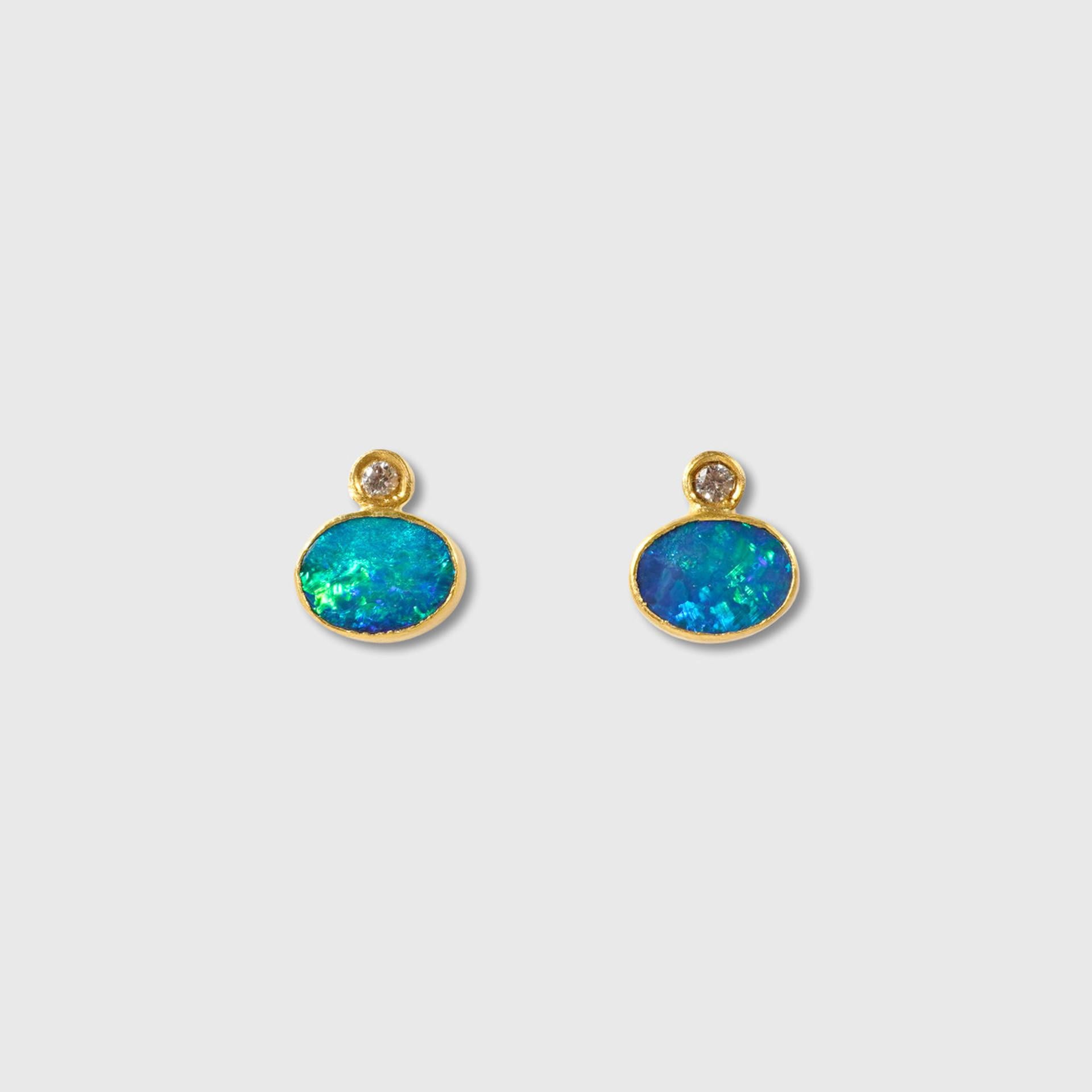 Contemporain Clous d'oreilles en or massif 24 carats avec opale doublet arc-en-ciel australien et diamants en vente