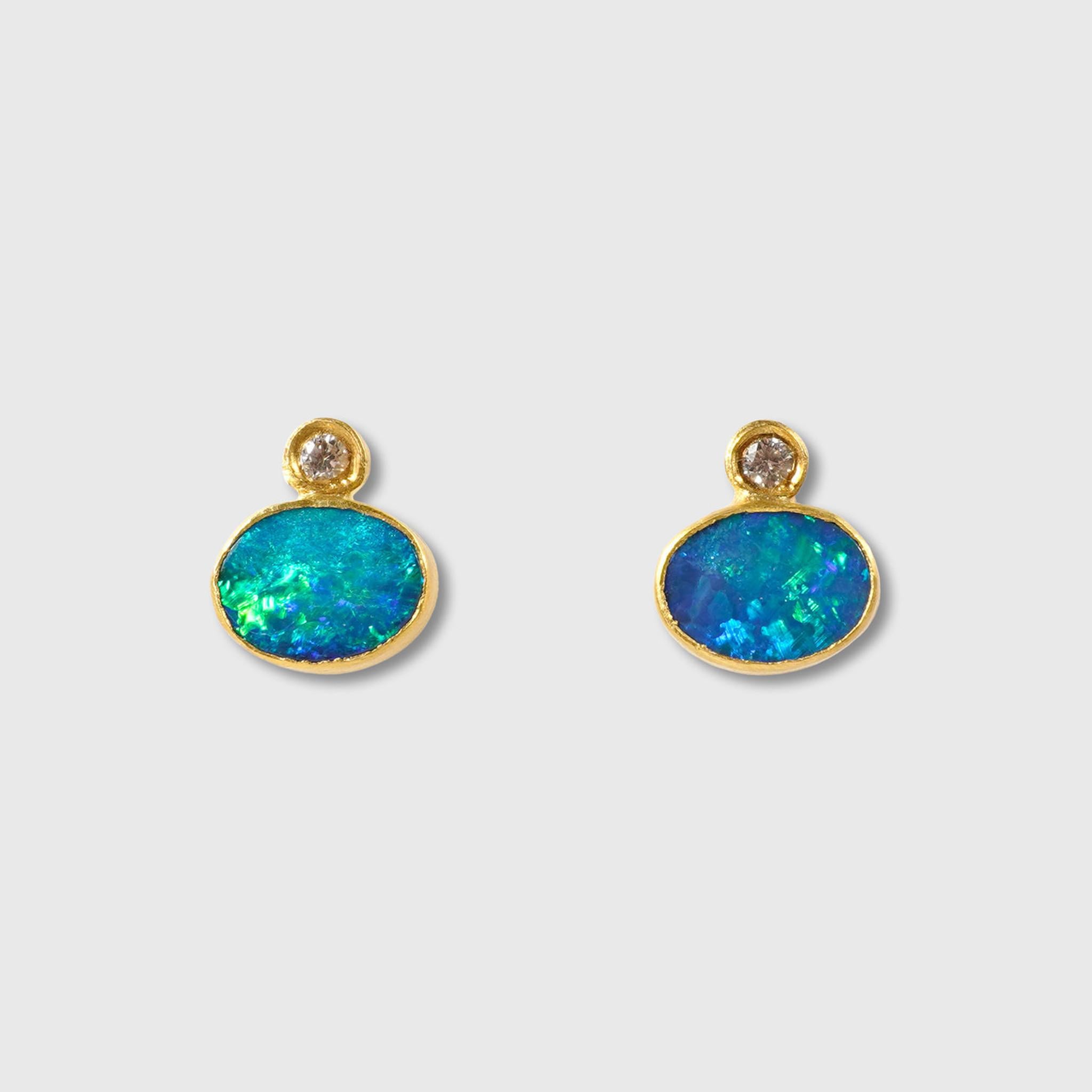 Taille ovale Clous d'oreilles en or massif 24 carats avec opale doublet arc-en-ciel australien et diamants en vente
