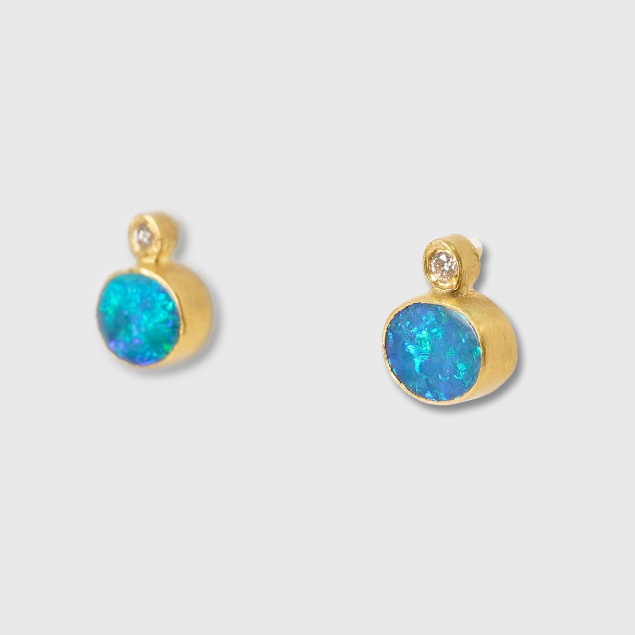 Clous d'oreilles en or massif 24 carats avec opale doublet arc-en-ciel australien et diamants Neuf - En vente à Bozeman, MT