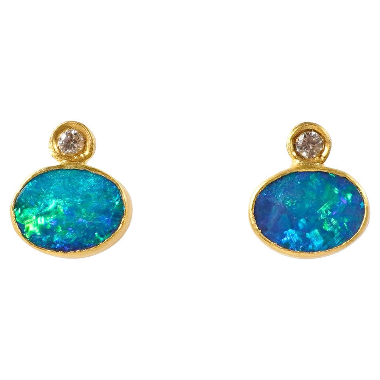 Clous d'oreilles en or massif 24 carats avec opale doublet arc-en-ciel australien et diamants en vente