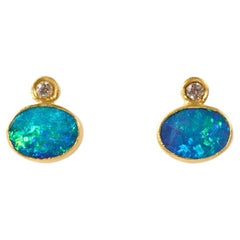 Australian Boulder Rainbow Oval Doublet Opal Studs Diamantes Oro macizo 24k