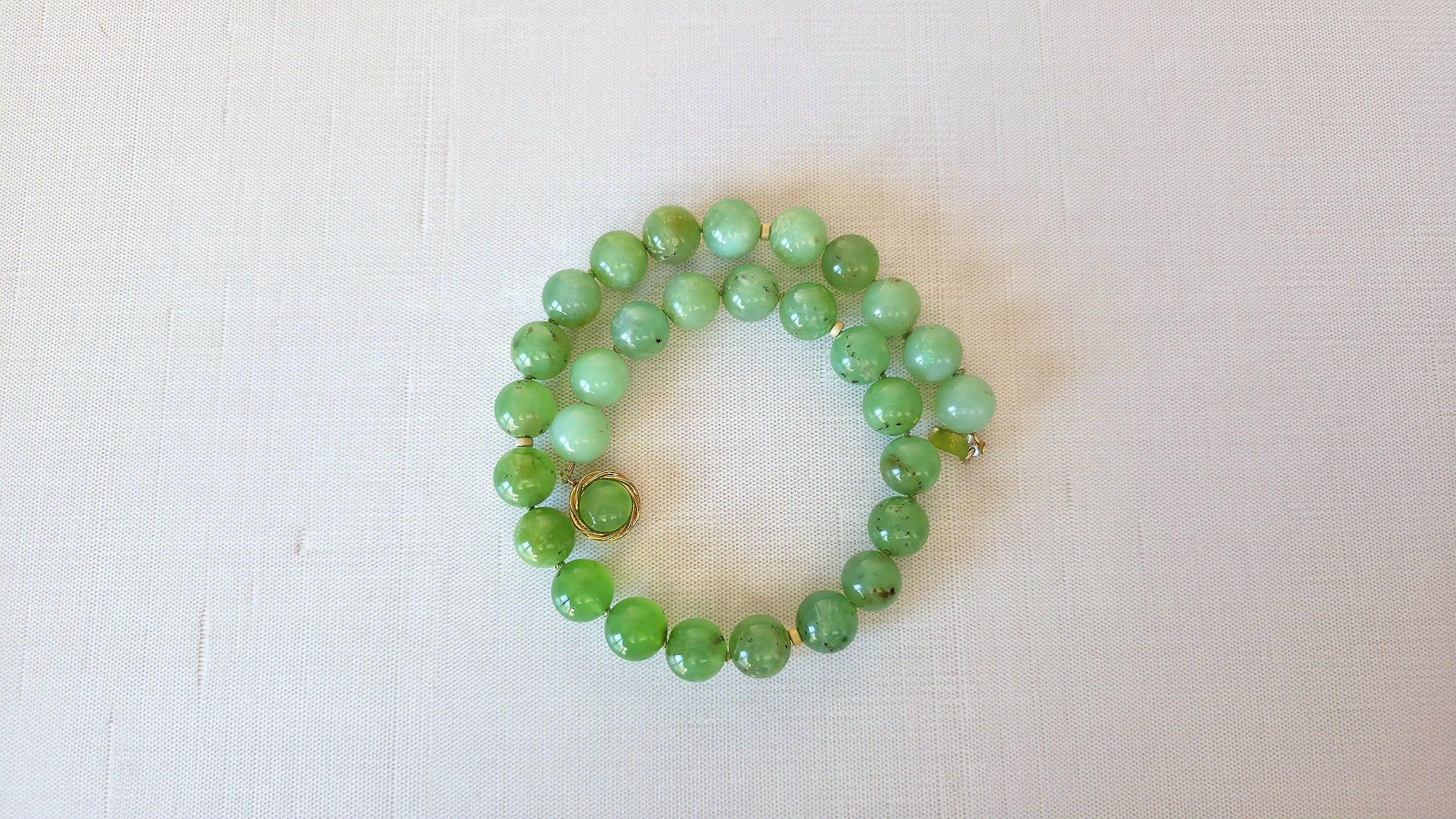 La lunghezza della collana è di 18 pollici (45,7 cm). La dimensione delle perline rotonde lisce e di alta qualità è di 14 mm.
Il colore del crisoprasio è un verde prato intenso e brillante, che mostra motivi a fettuccia di altri colori, come il