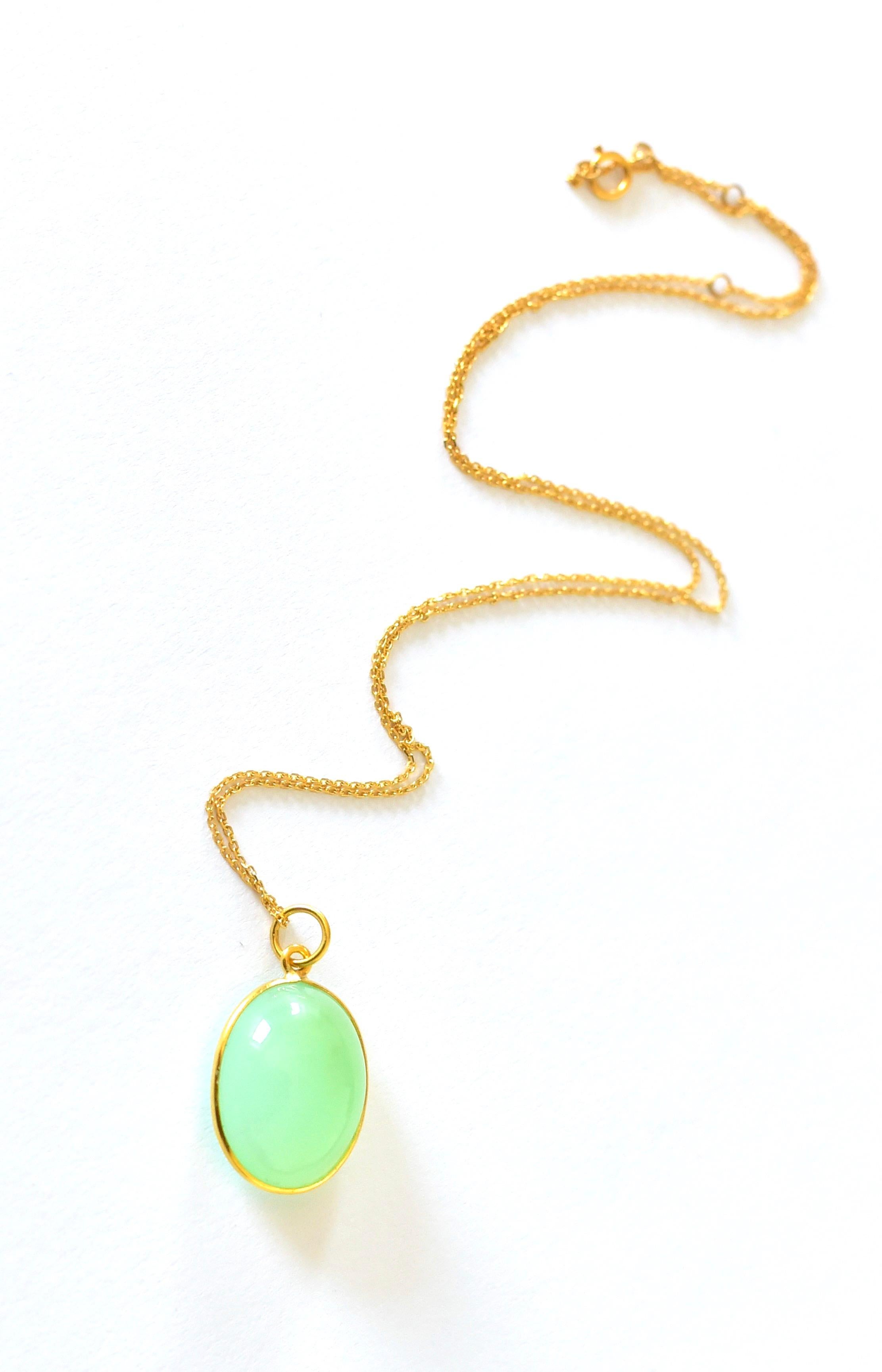 Modern Australian Chrysoprase Oval Pendant Necklace in 18K Solid Yellow Gold For Sale