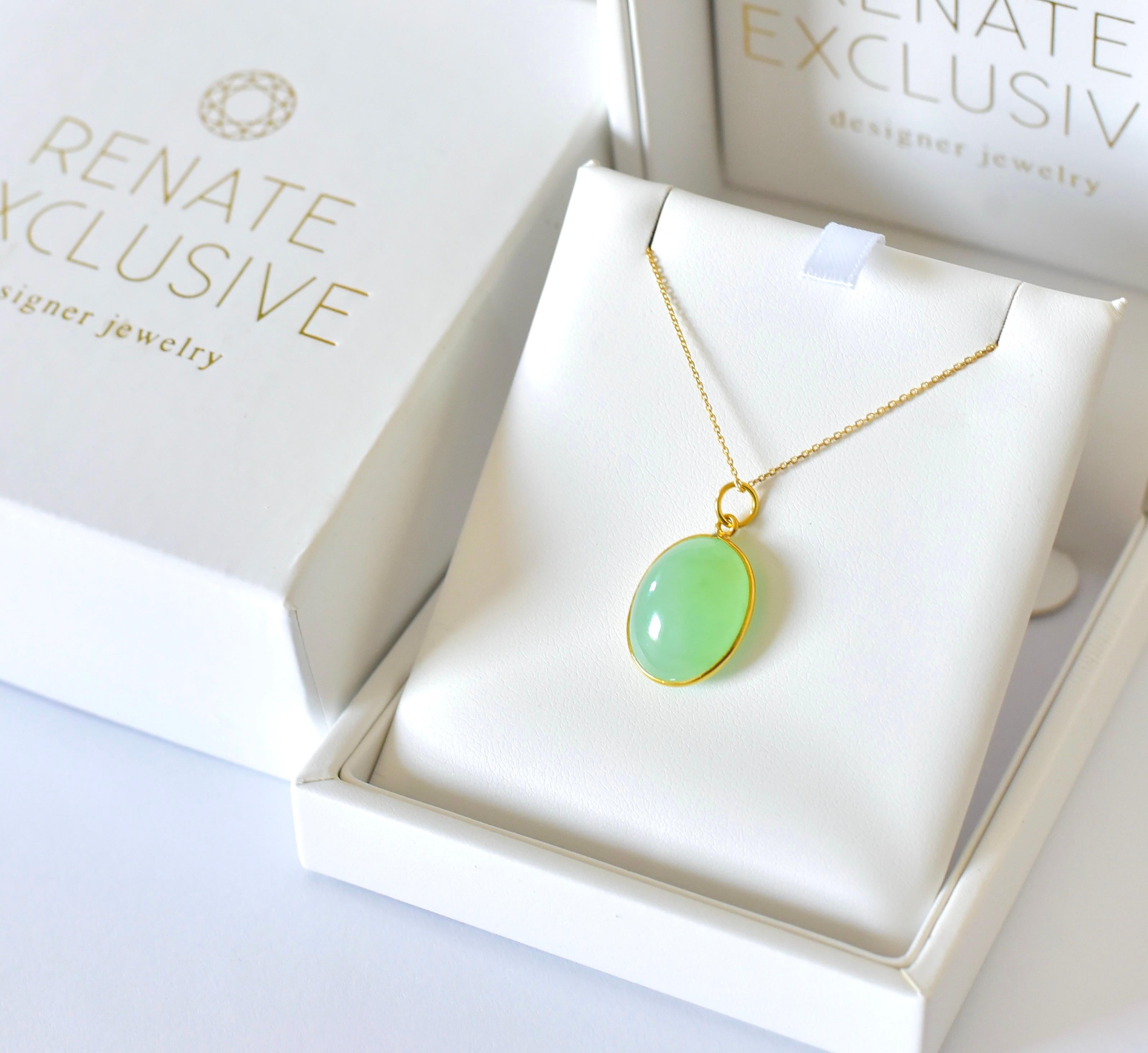 Oval Cut Australian Chrysoprase Oval Pendant Necklace in 18K Solid Yellow Gold For Sale
