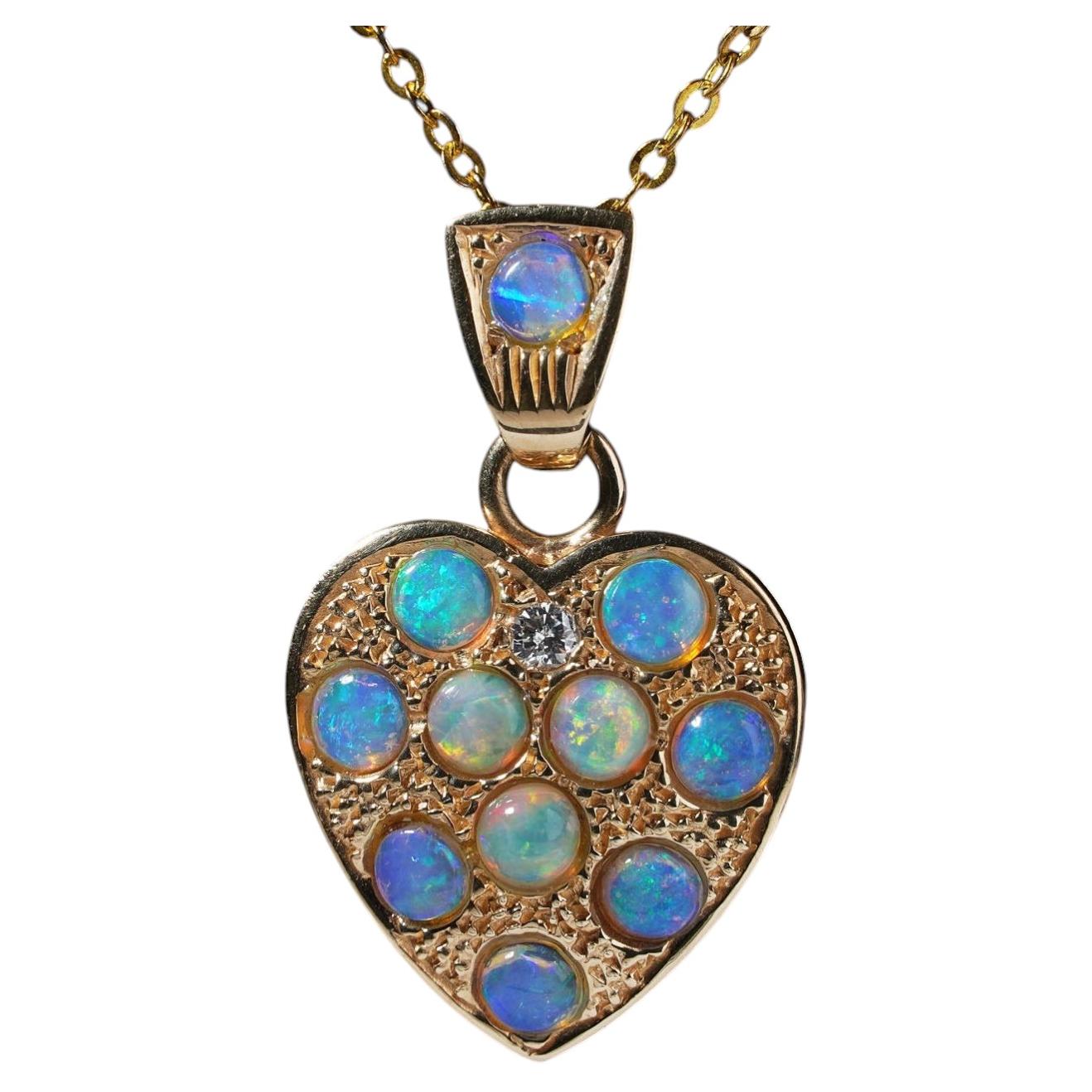 Pendentif en forme de cœur en or 9 carats avec opale cristalline australienne et diamant, sertissage « Flush Gypsy » en vente