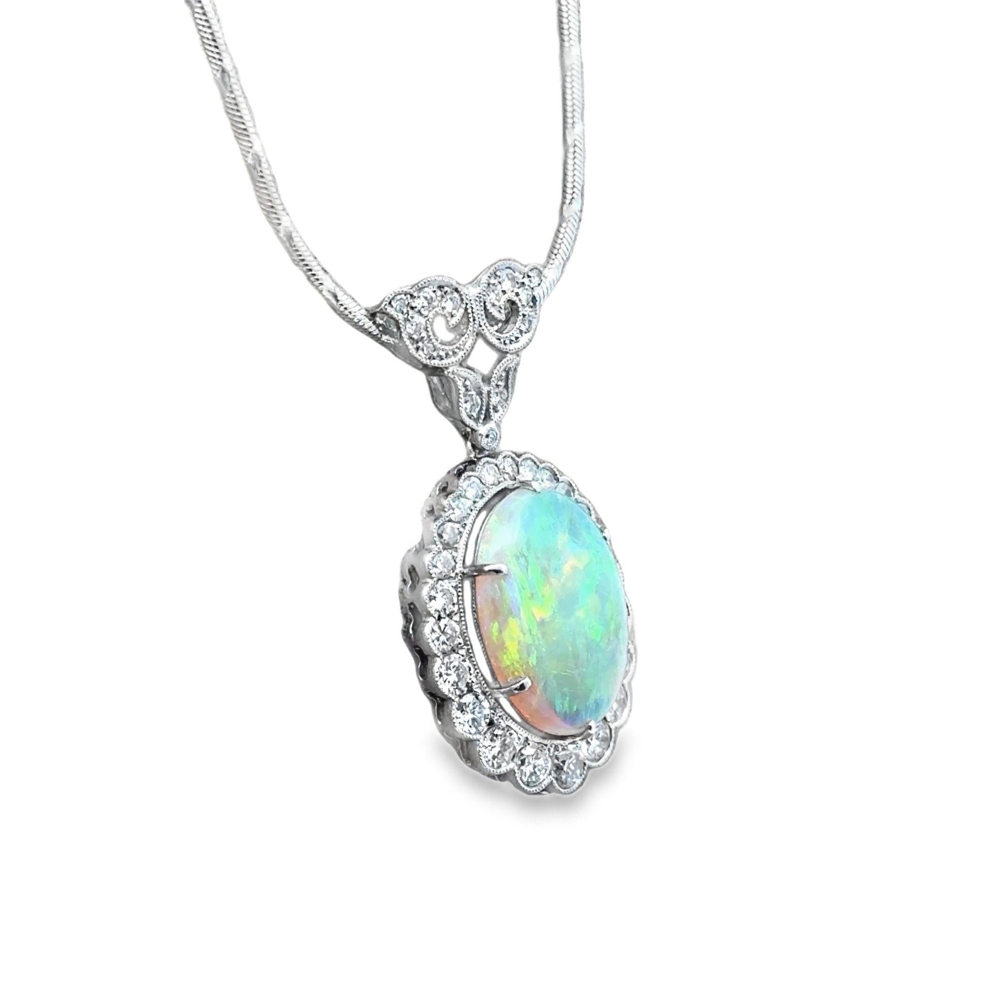 Ein schicker und eleganter Anhänger mit einem australischen Kristallopal von 4,56 Karat. Er hat ein fantastisches Farbenspiel, bei dem leuchtende Blitze in Grün, Gelb, Orange und Blau über den Stein tanzen können. Ergänzt wird er durch 1,30 Karat