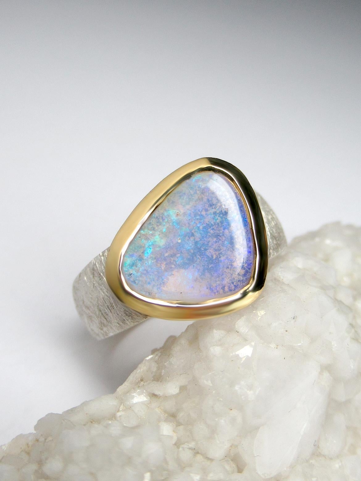 Australian Crystal Opal Ring Silver 18K Gold neon wedding anniversary In New Condition For Sale In Berlin, DE