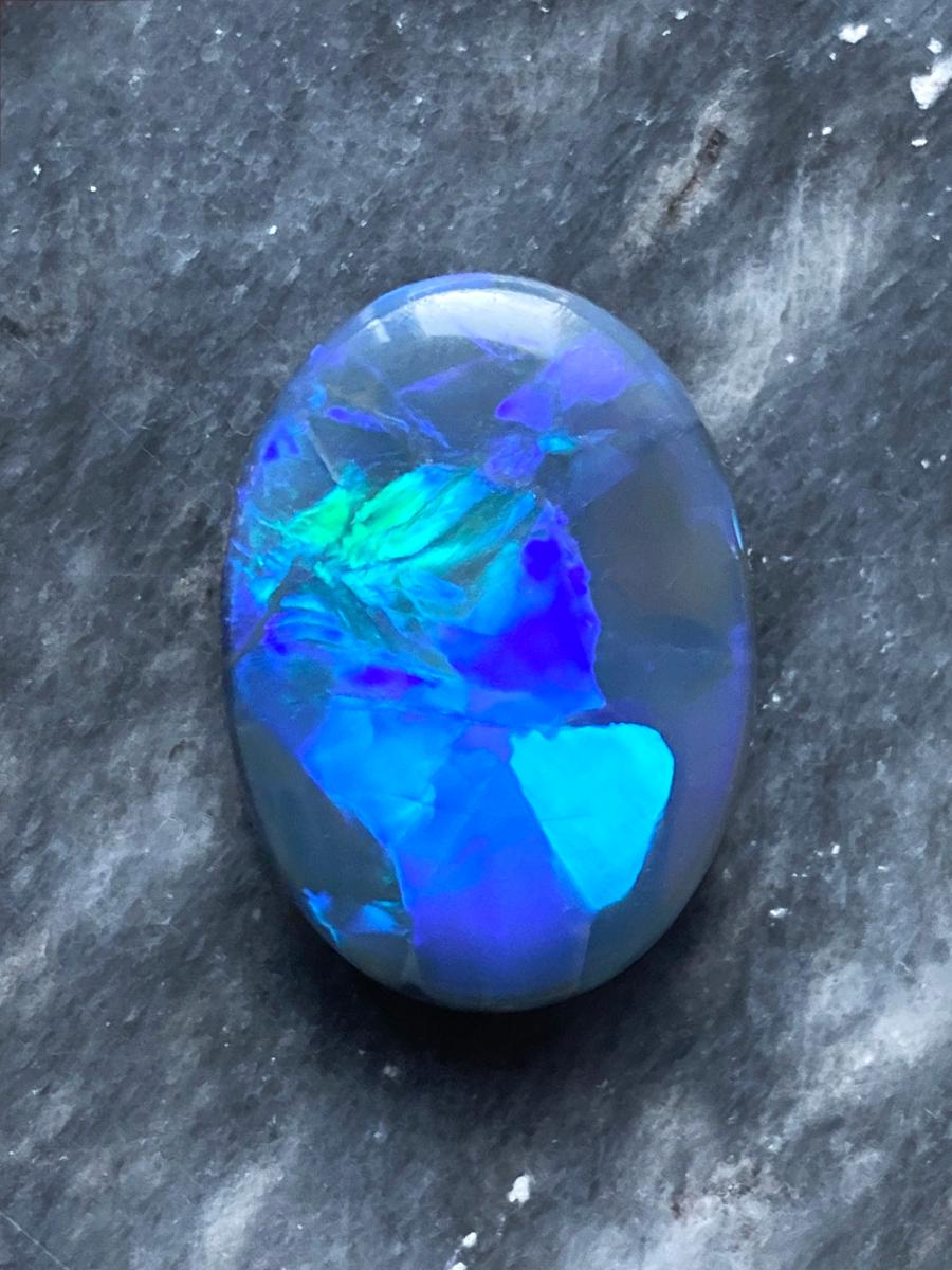 Australian Dark Opal 9.70 Ct Bicolor Opalescence Oval Cabochon Deep Blue Stone In New Condition In Berlin, DE