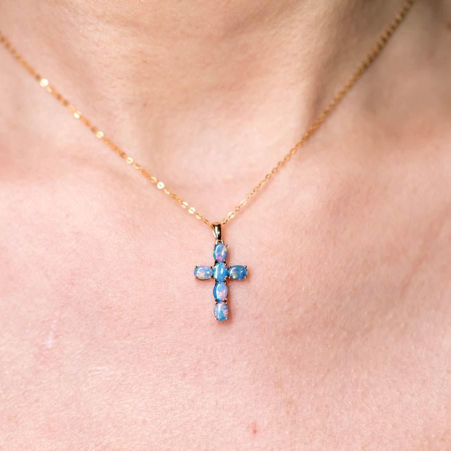 Arts and Crafts Collier pendentif croix d'opales australiennes doublet en or jaune 18 carats en vente
