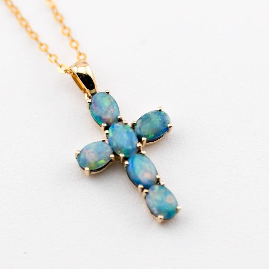Taille brillant Collier pendentif croix d'opales australiennes doublet en or jaune 18 carats en vente