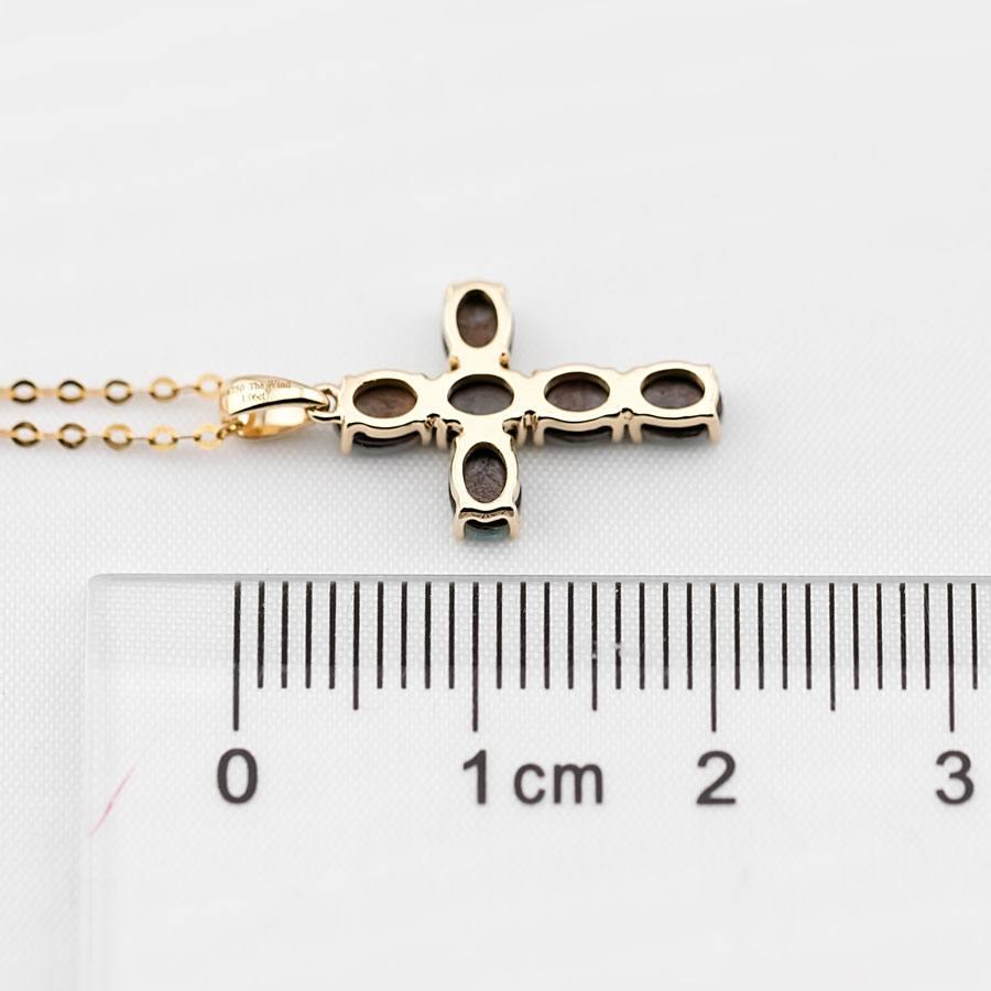 Collier pendentif croix d'opales australiennes doublet en or jaune 18 carats Neuf - En vente à Suwanee, GA