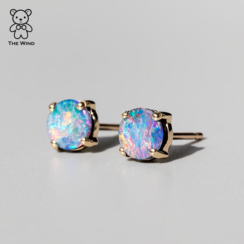 Minimalist Bright Australian Doublet Opal Round Stud Earrings 14K Yellow Gold In condizioni Nuovo a Suwanee, GA